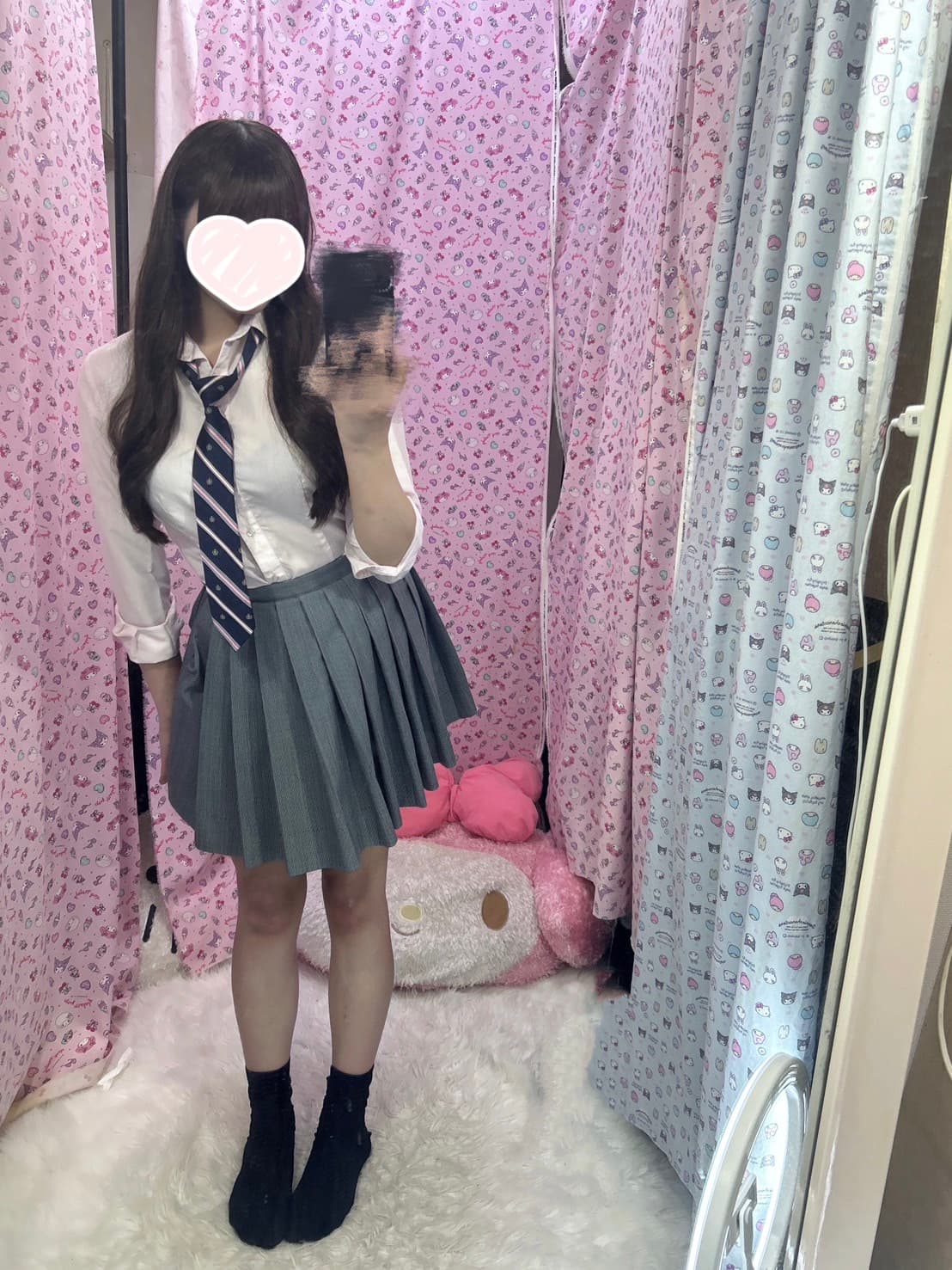 りあらが制服を着て鏡越しに微笑む姿、可愛らしい背景。