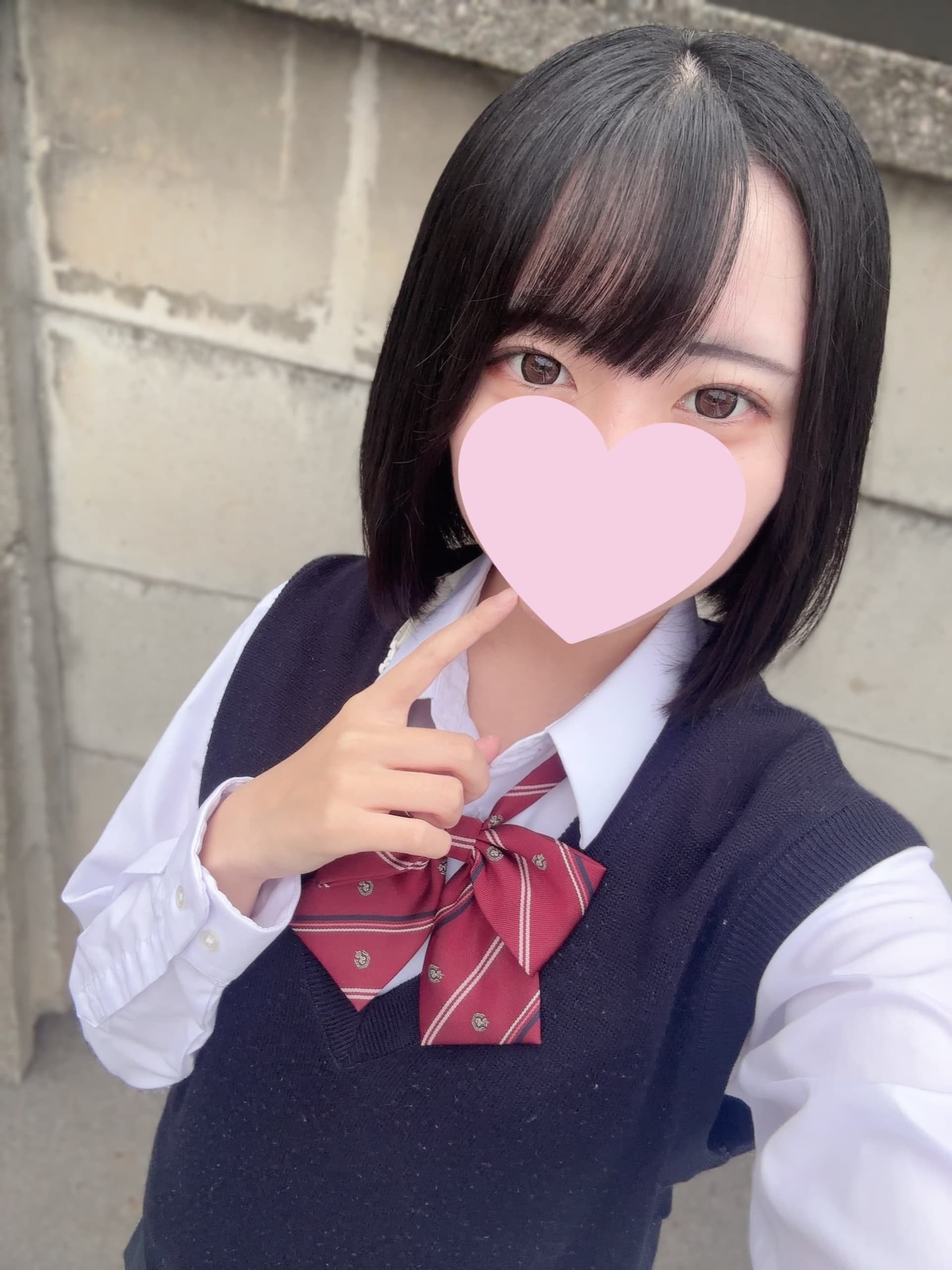 ひびき【9月度本指名ランキング3位】、学生服を着た笑顔の女性が屋外に立つ。