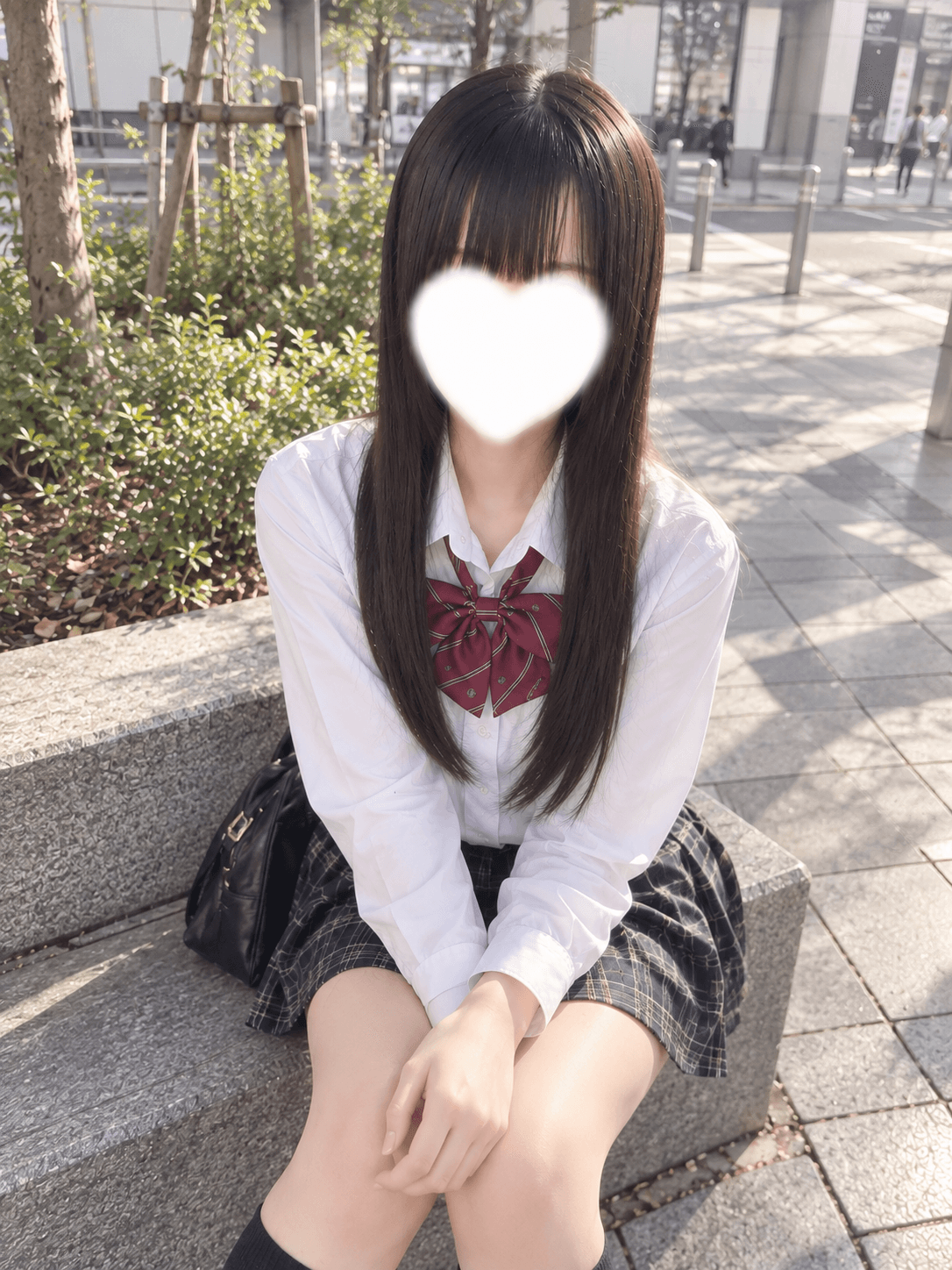 みむ🔰5/28体験入店初日、制服姿で微笑む女性、緑豊かな背景。