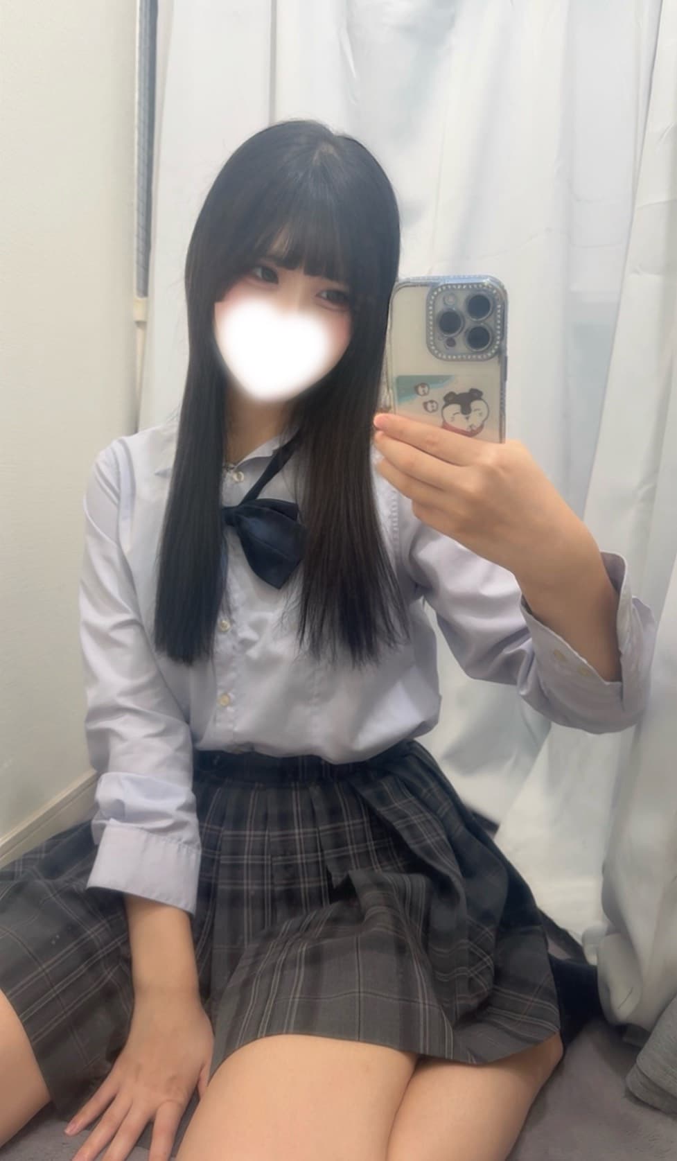 すずね 9/21 体験入店初日🔰、白シャツとチェックのスカート姿で鏡を見る。