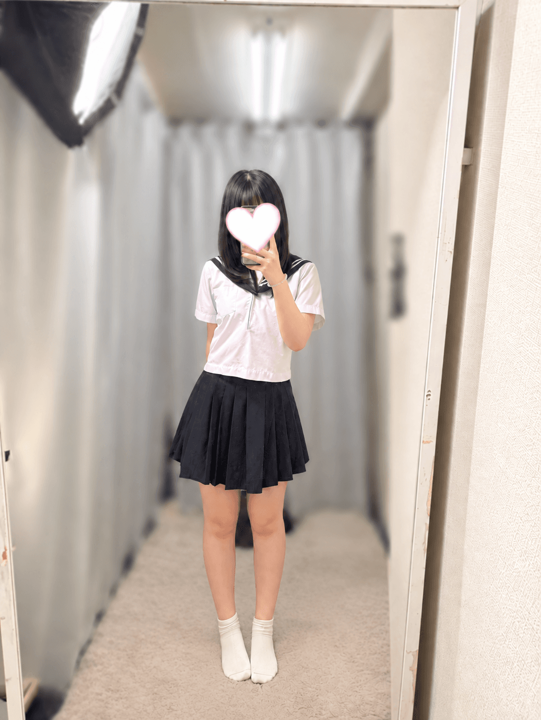 ゆめか🔰9/19体験入店初日🔰が制服姿で微笑む姿。背景はカーテン。