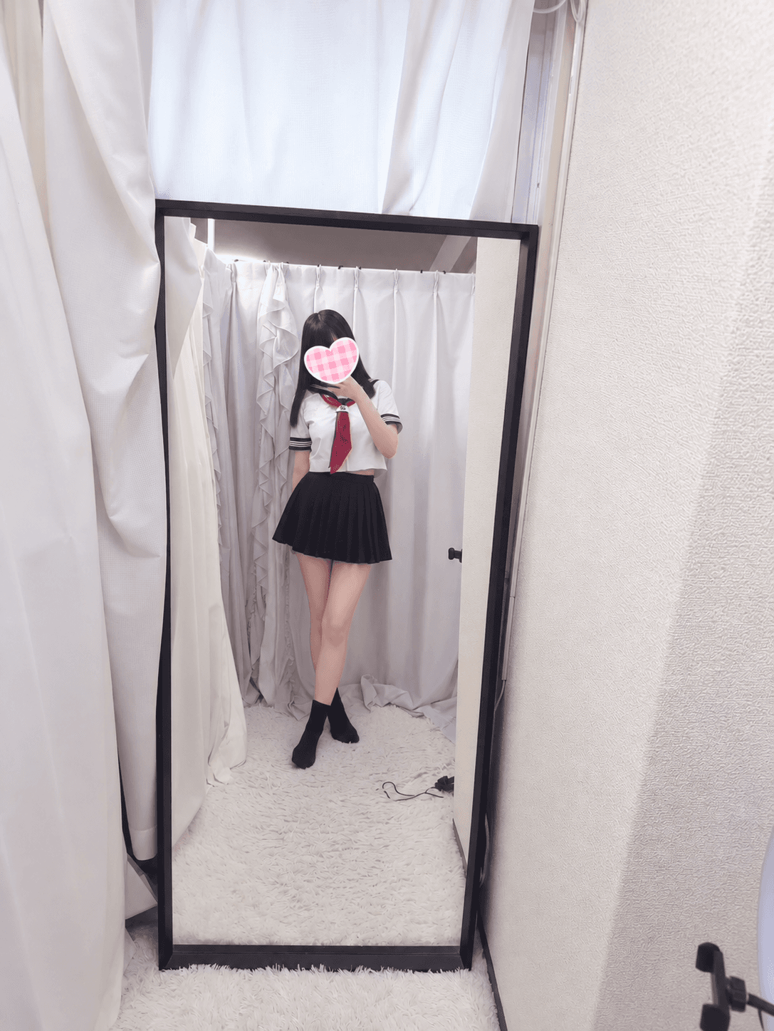 9/27体験入店初日ゆぴはセーラー服姿で鏡の前に立っています。
