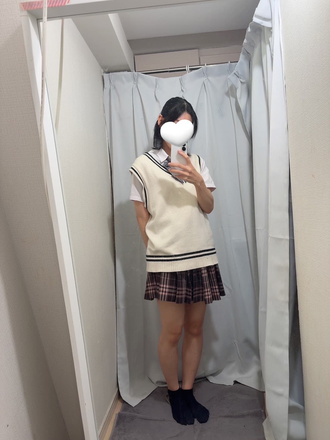 さわ(10/7体験入店初日🔰)、セーターとチェックのスカート姿で笑顔。