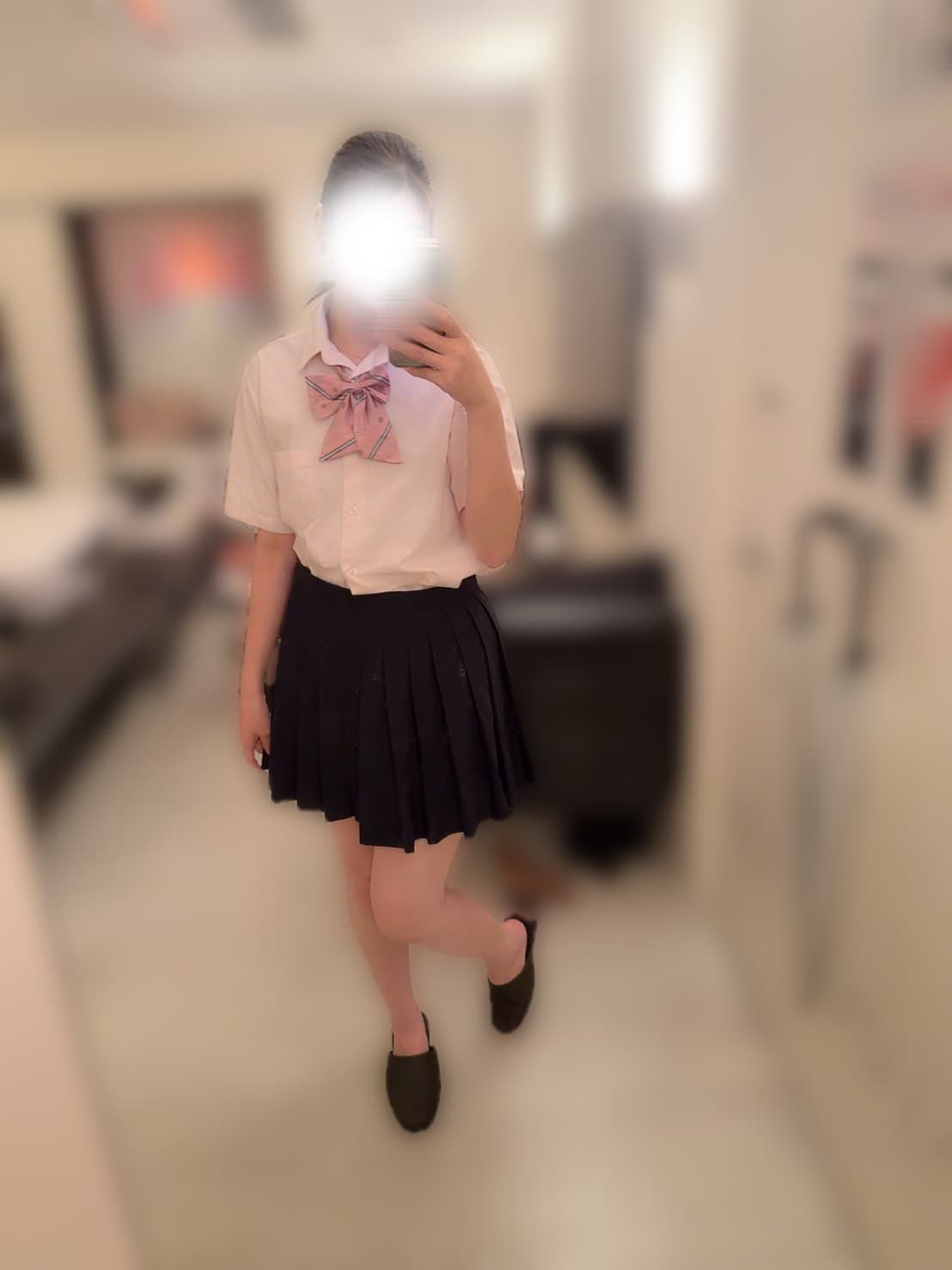 はるのはピンクのリボンが特徴の制服を着て、鏡の前でポーズをとる。