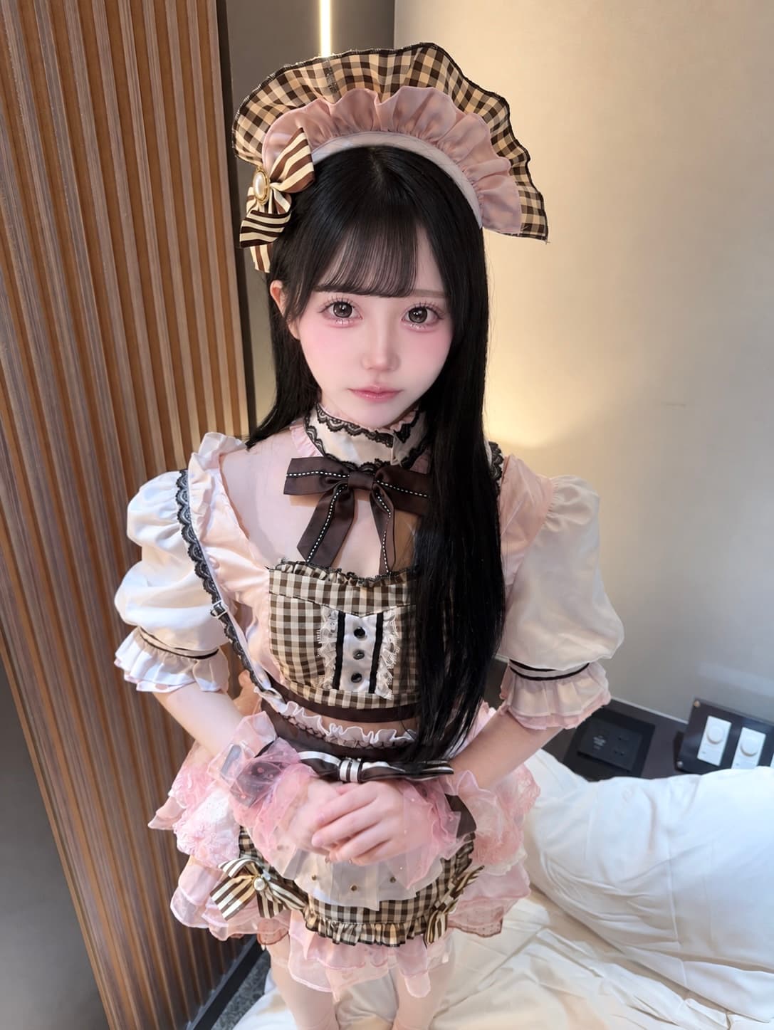 ことこ【9月度本指名ランキング2位】がメイド服を着て微笑む姿。背景は明るい室内。