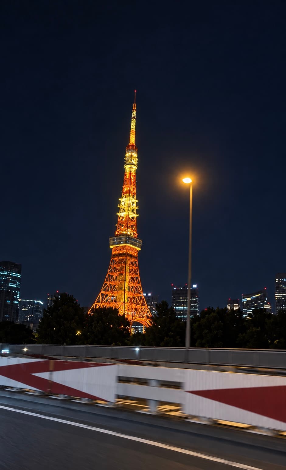 ことこ【9月度本指名ランキング2位】が東京タワーを背景に微笑む。