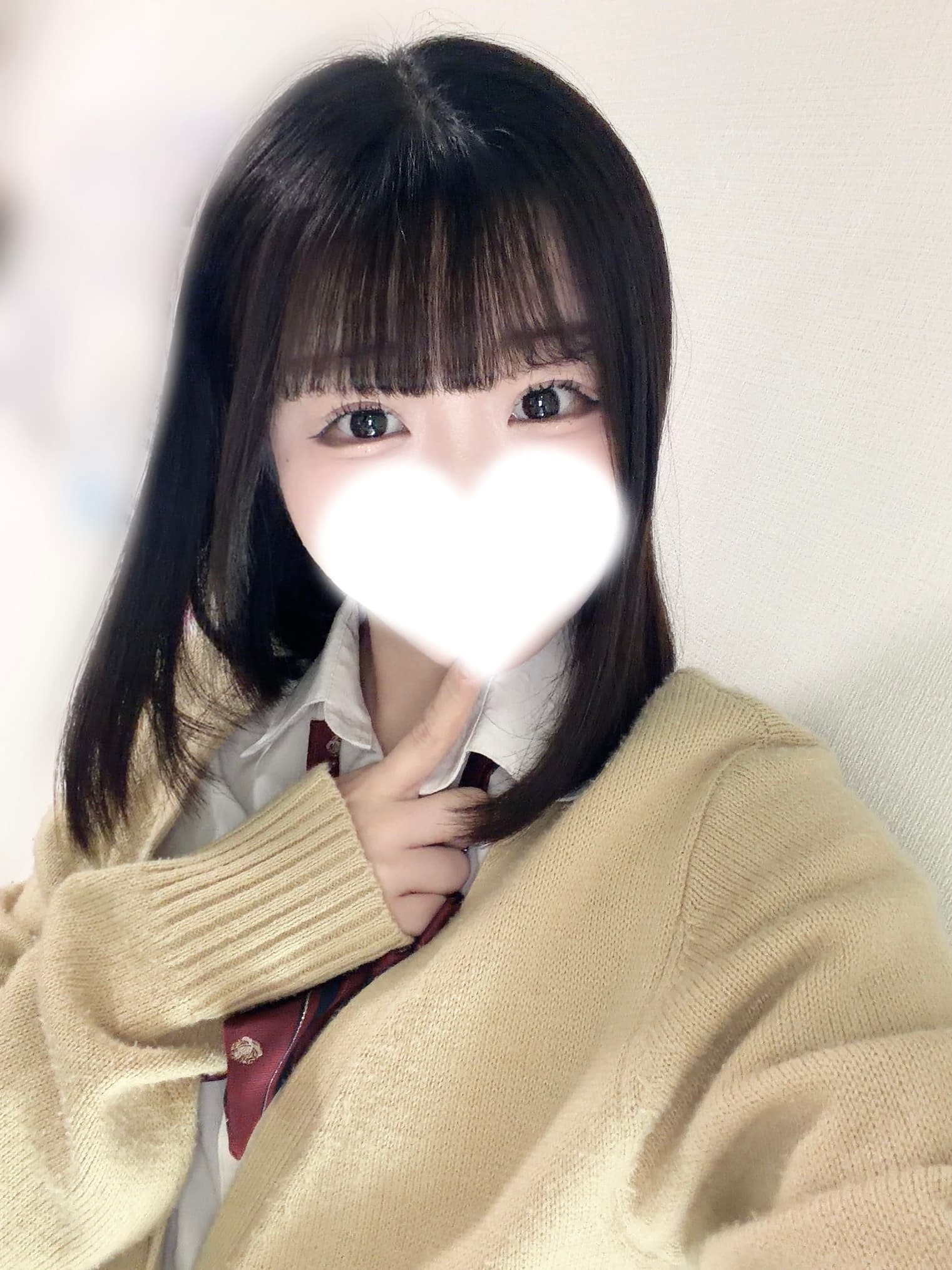 ゆかがニコニコ笑顔でベージュのカーディガンを着ている。