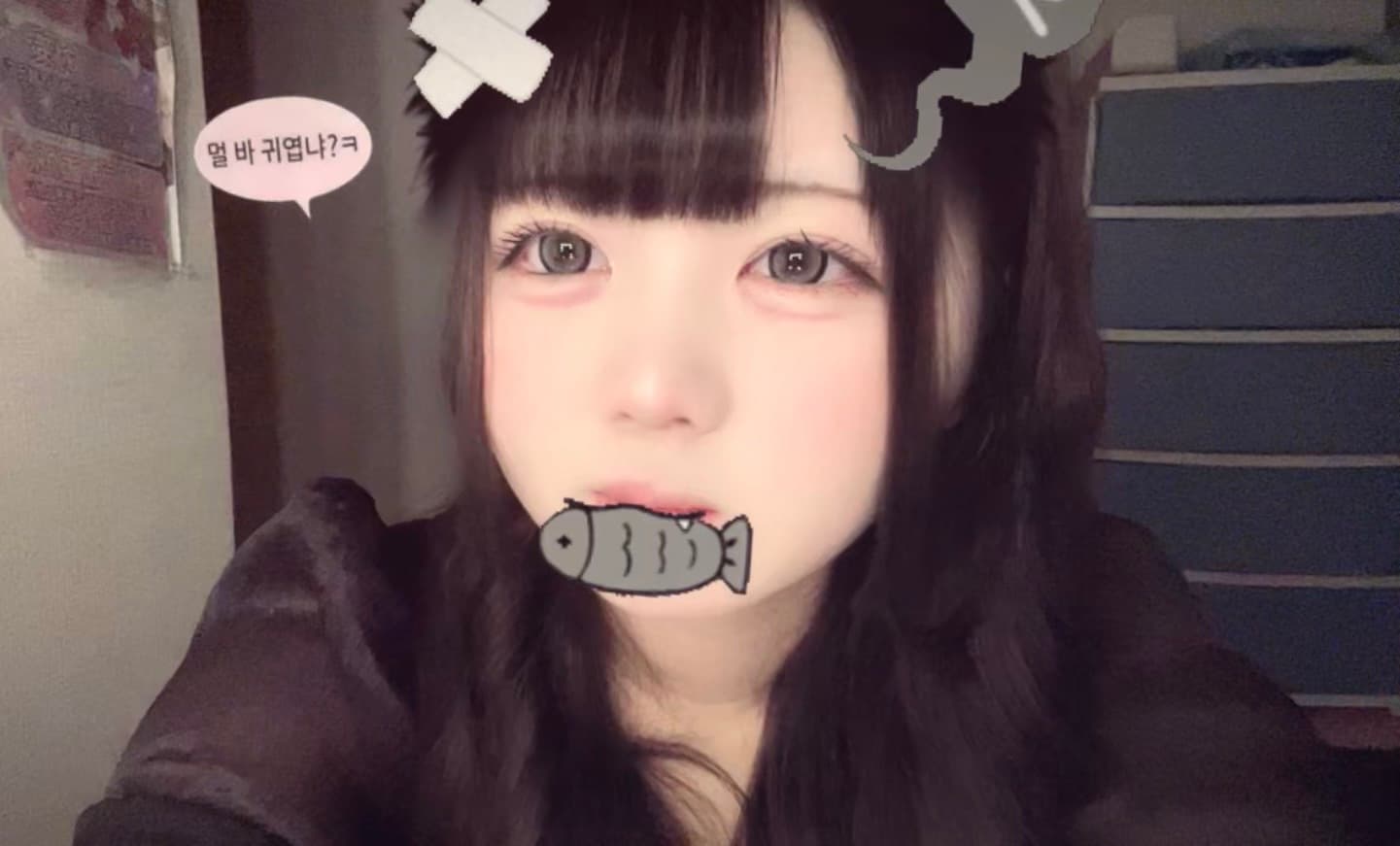 ふゆり JK上がりたて18歳、黒の服装で微笑む姿。背景は部屋の一部。