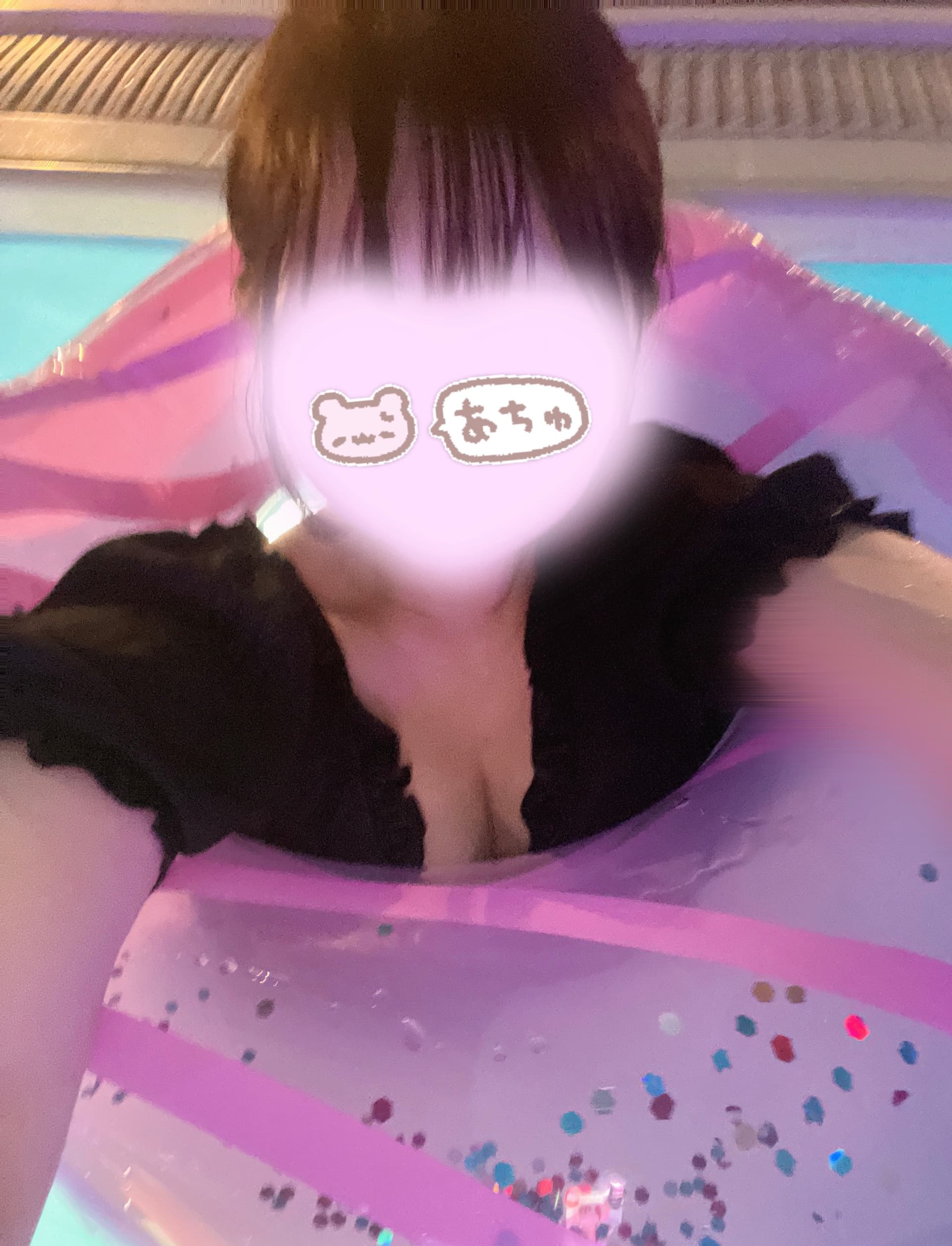 ふゆり JK上がりたて18歳が、プールで浮き輪に乗って笑顔を見せている。