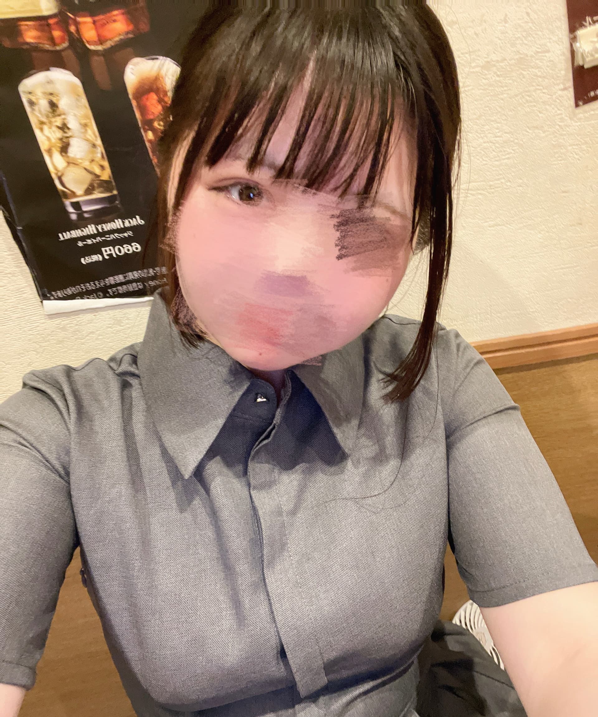 ふゆり JK上がりたて18歳が、カジュアルな服装で笑顔を見せるカフェの中。