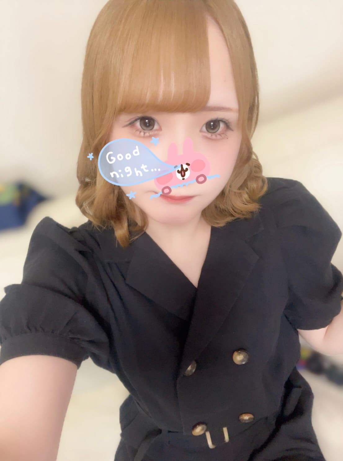 ねな【9月度本指名ランキング3位】が黒の服を着て微笑んでいる。