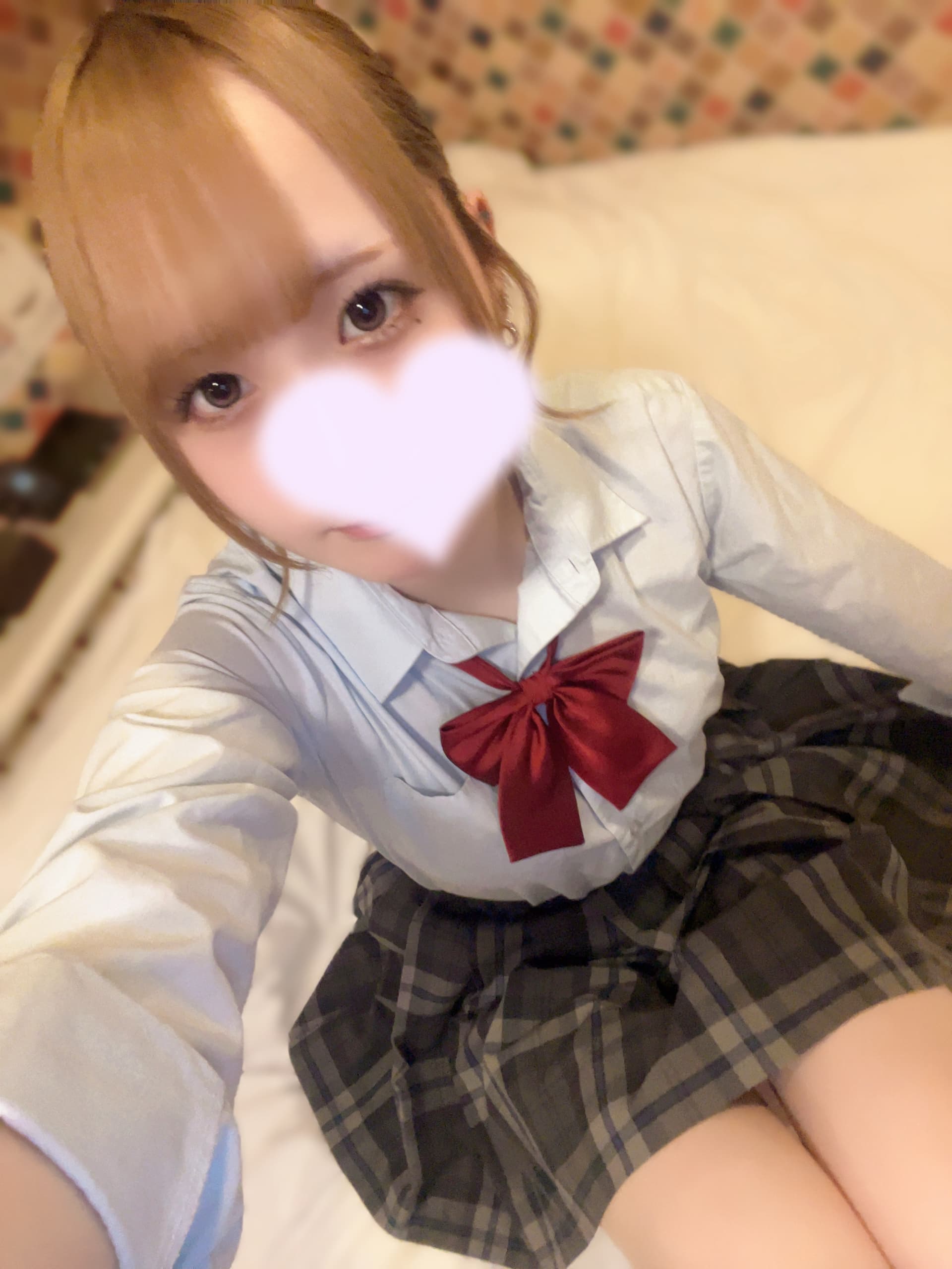 ねな👑9月度本指名数3位👑が制服を着て微笑む姿。背景は柔らかな色合い。