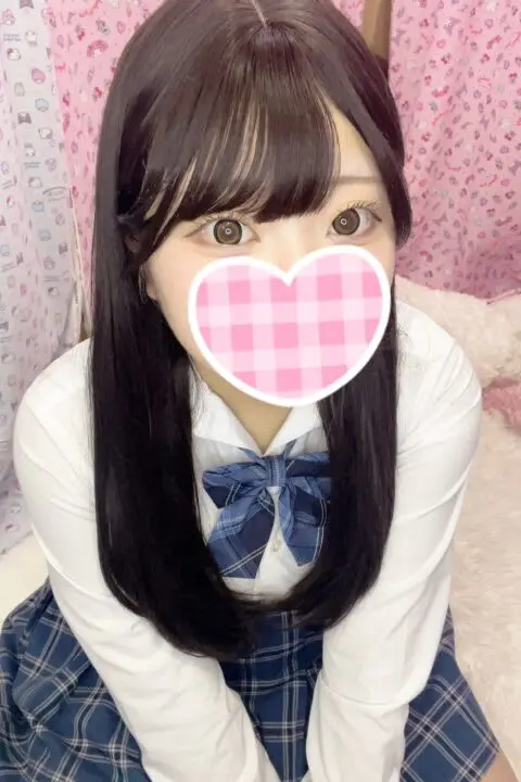 めむ(JKあがりたて)が制服姿で微笑んでいる、可愛らしい背景。