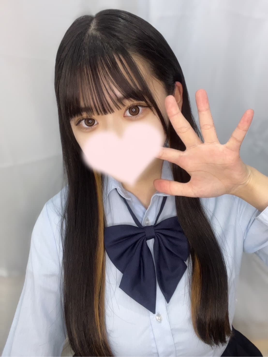 さきは青いシャツに黒いリボン、微笑みながら手を振っている。