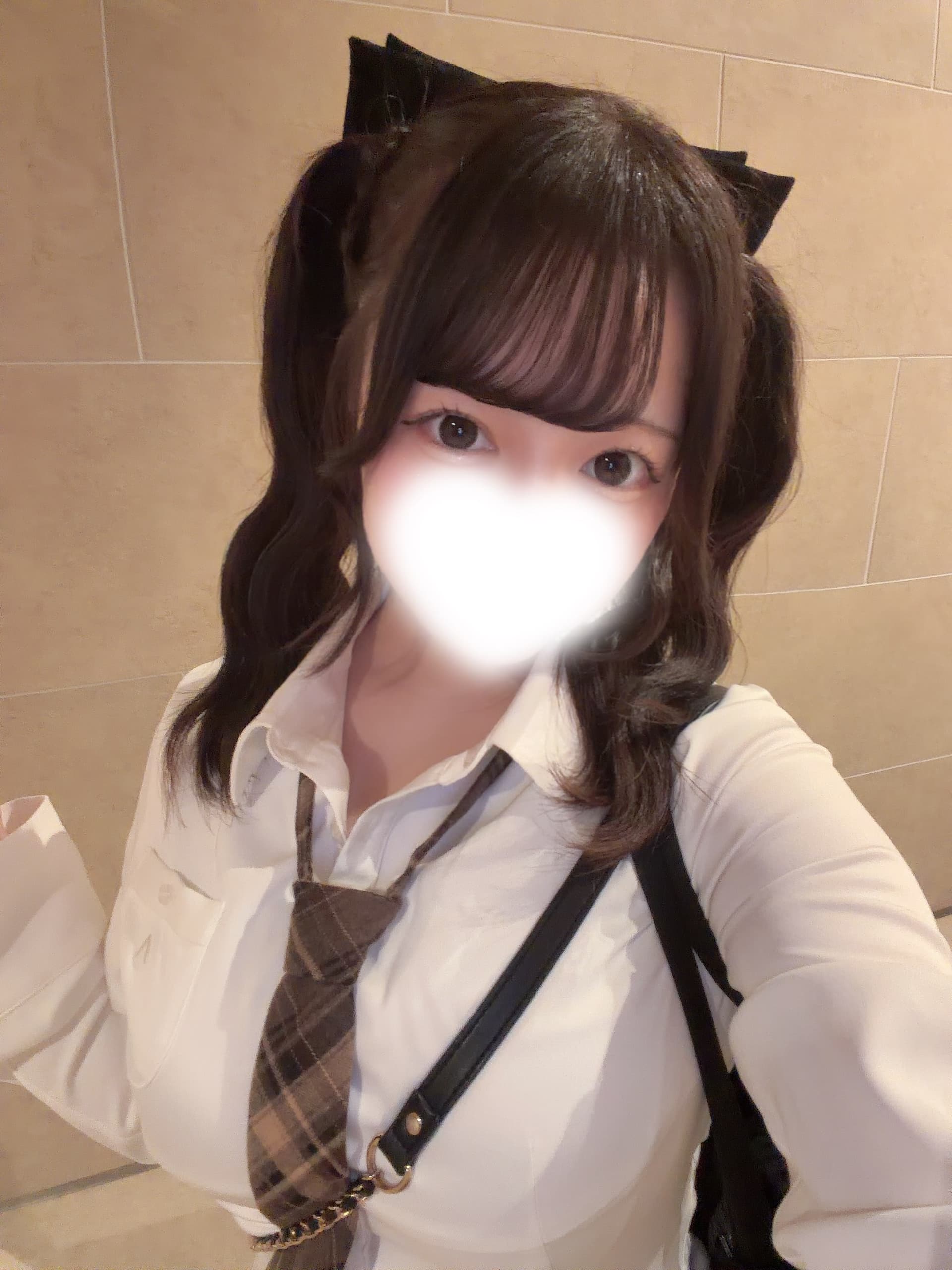 ふゆが白シャツとネクタイを身に着け、明るい表情でポーズをとっている。