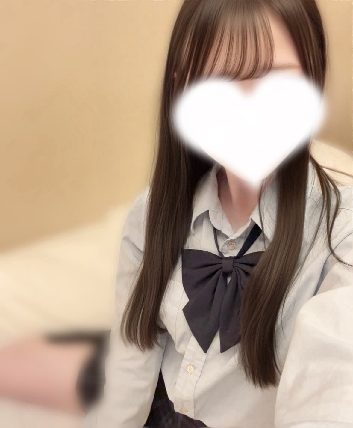 ねこが制服を着て微笑む姿、背景は柔らかな室内。