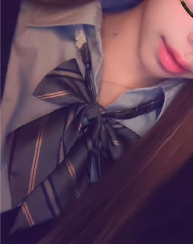 ใใใใๅถๆใ็ใฆๅพฎ็ฌใ่กจๆ
ใฎใฏใญใผใบใขใใๅ็ใ