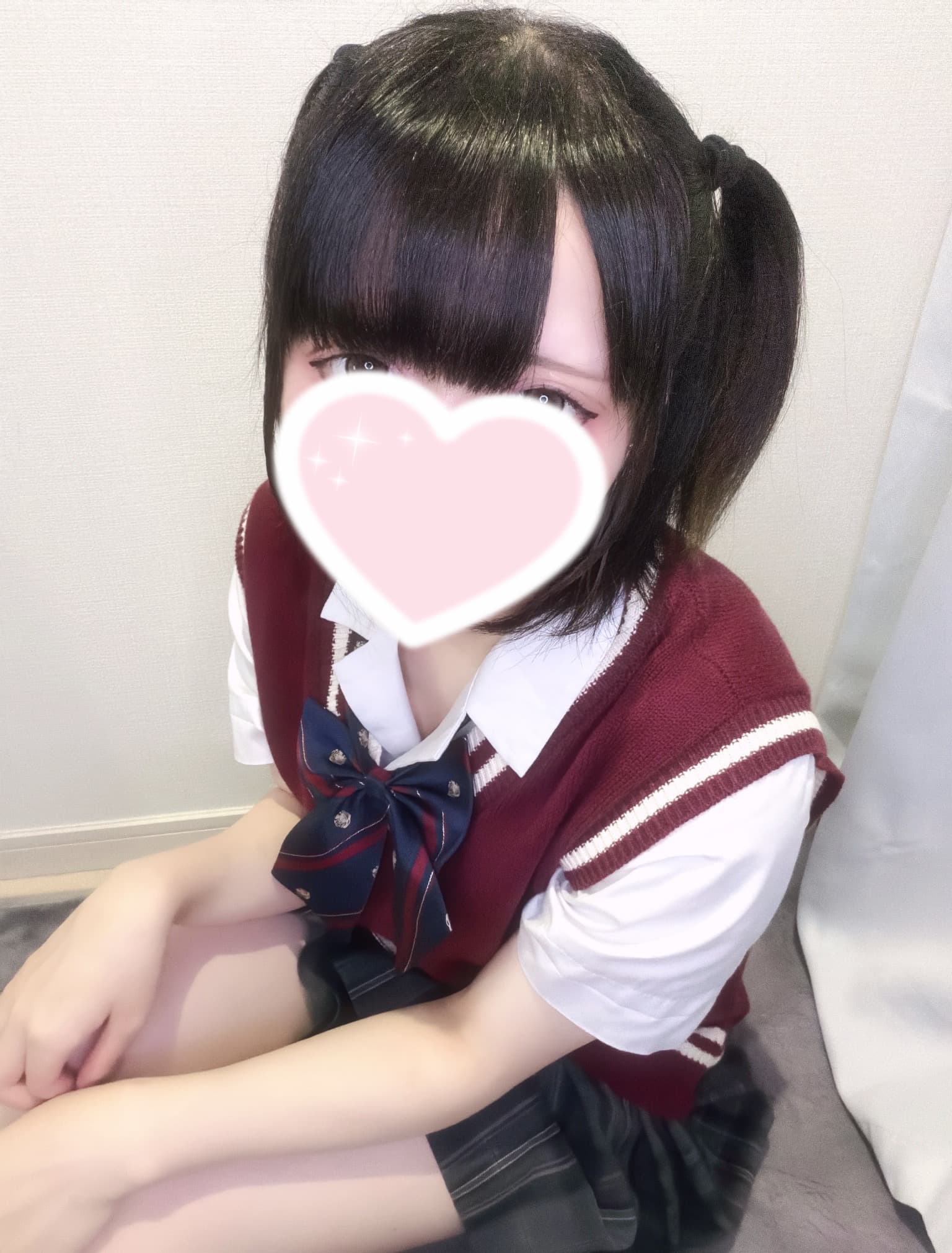 みおんは赤いセーラー服を着て微笑みかけている。