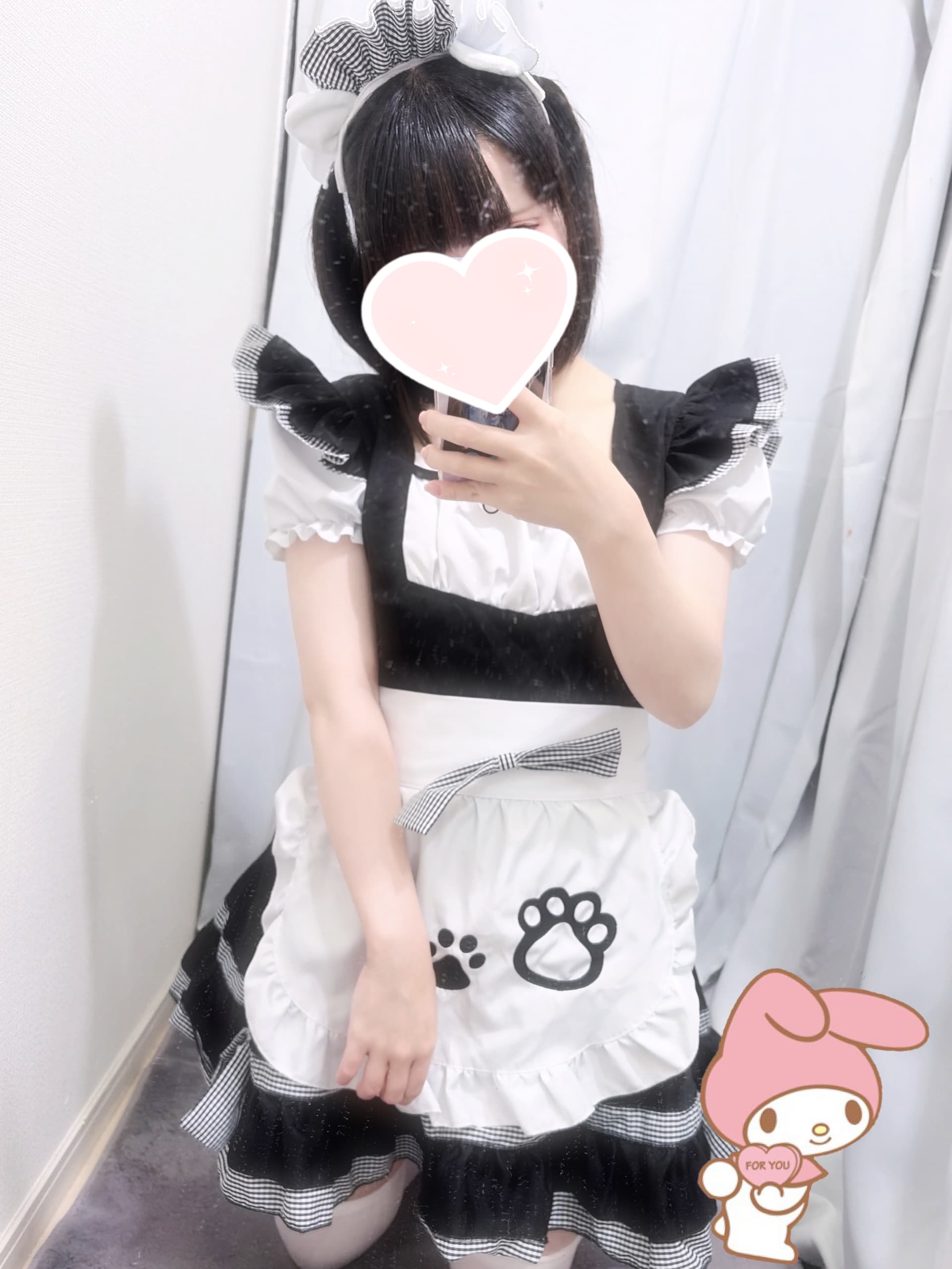 みおんが黒と白のメイド服を着て鏡に映る姿。
