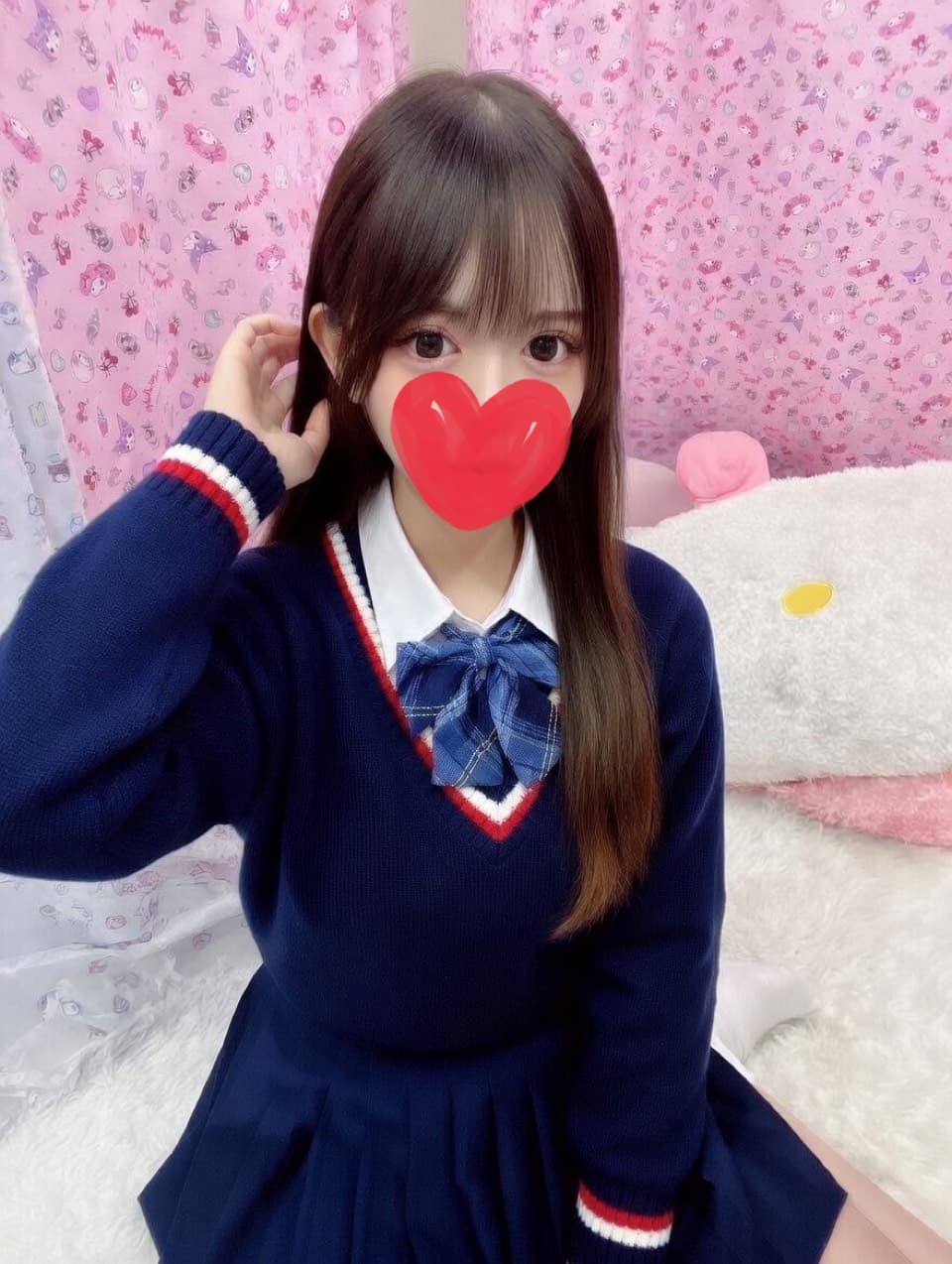 れんは青のセーターとスカートを着て、優しい表情で微笑んでいます。