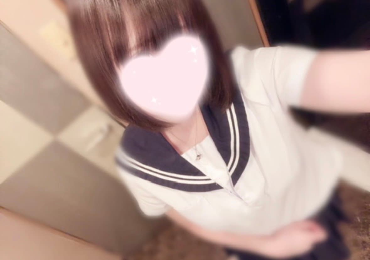 まゆう2/15体験入店初日、セーラー服を着た笑顔の女性。