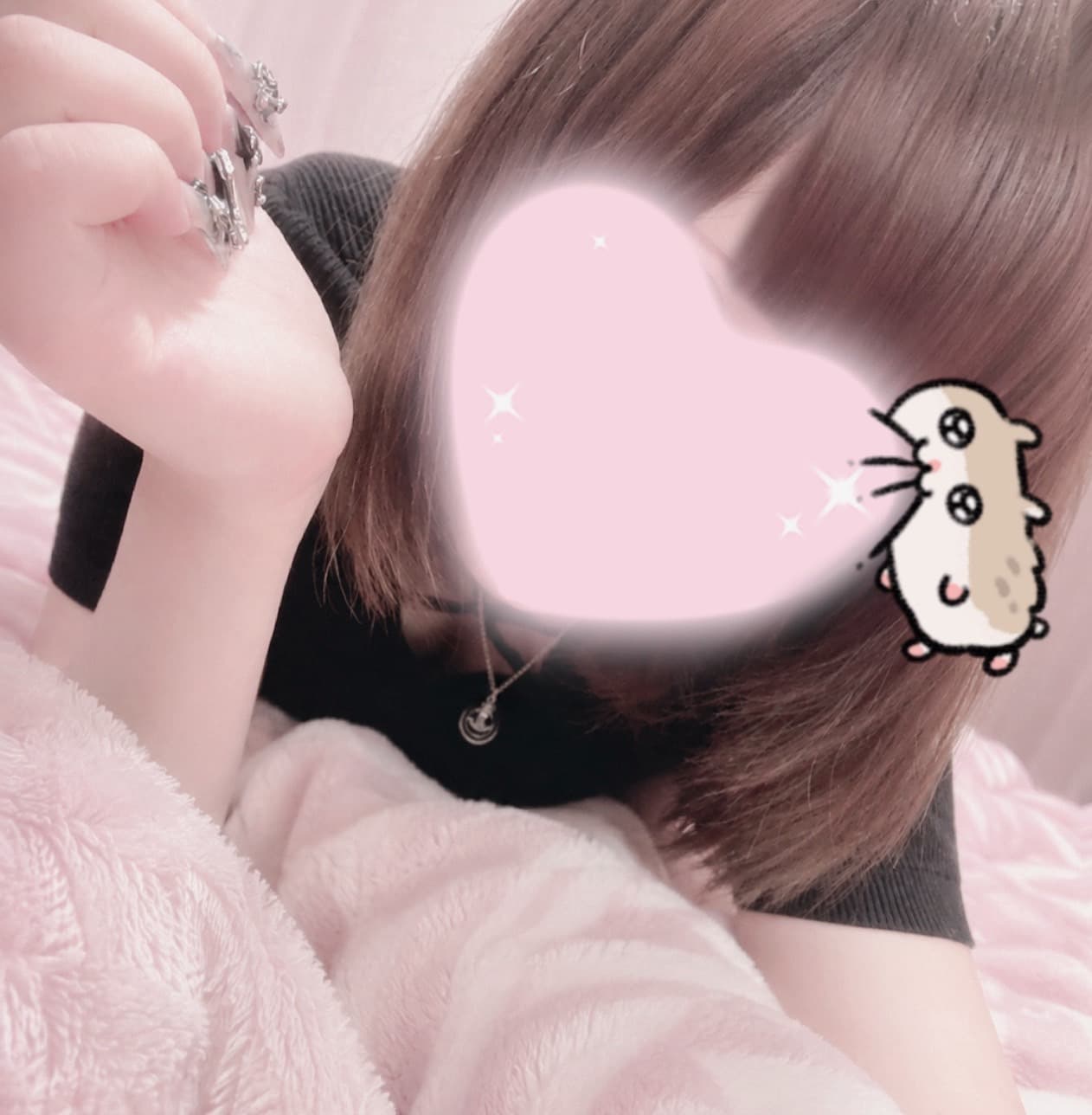 まゆう2/15体験入店初日、黒い服装で柔らかな表情。背景はピンクの布。