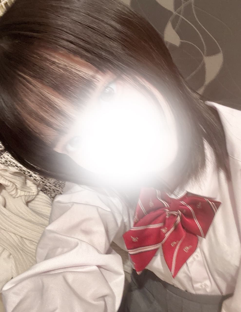 えりかが赤いリボンの制服を着て、笑顔で自撮りしています。