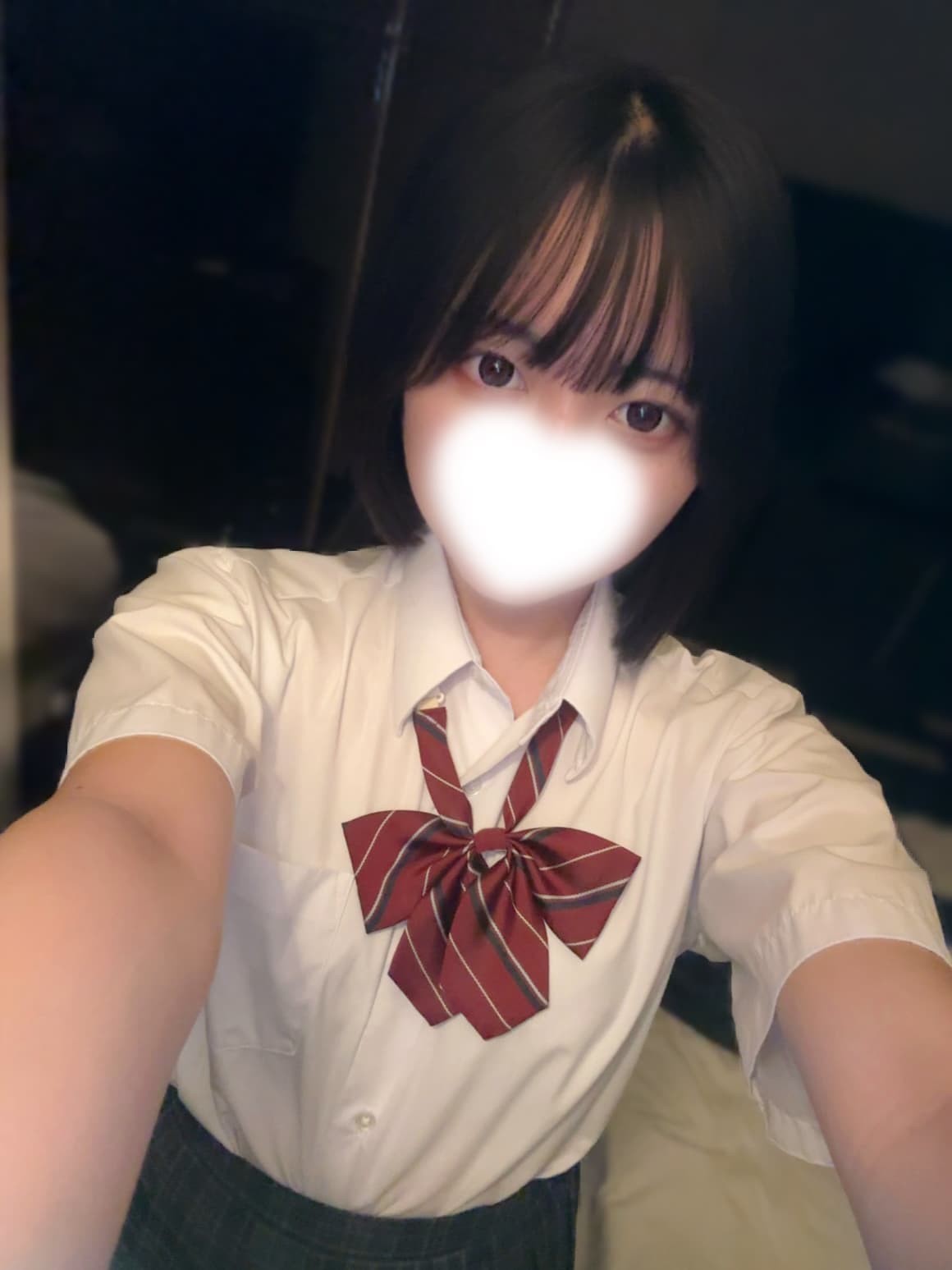 ひびきが制服姿でカメラに向かって微笑んでいる。