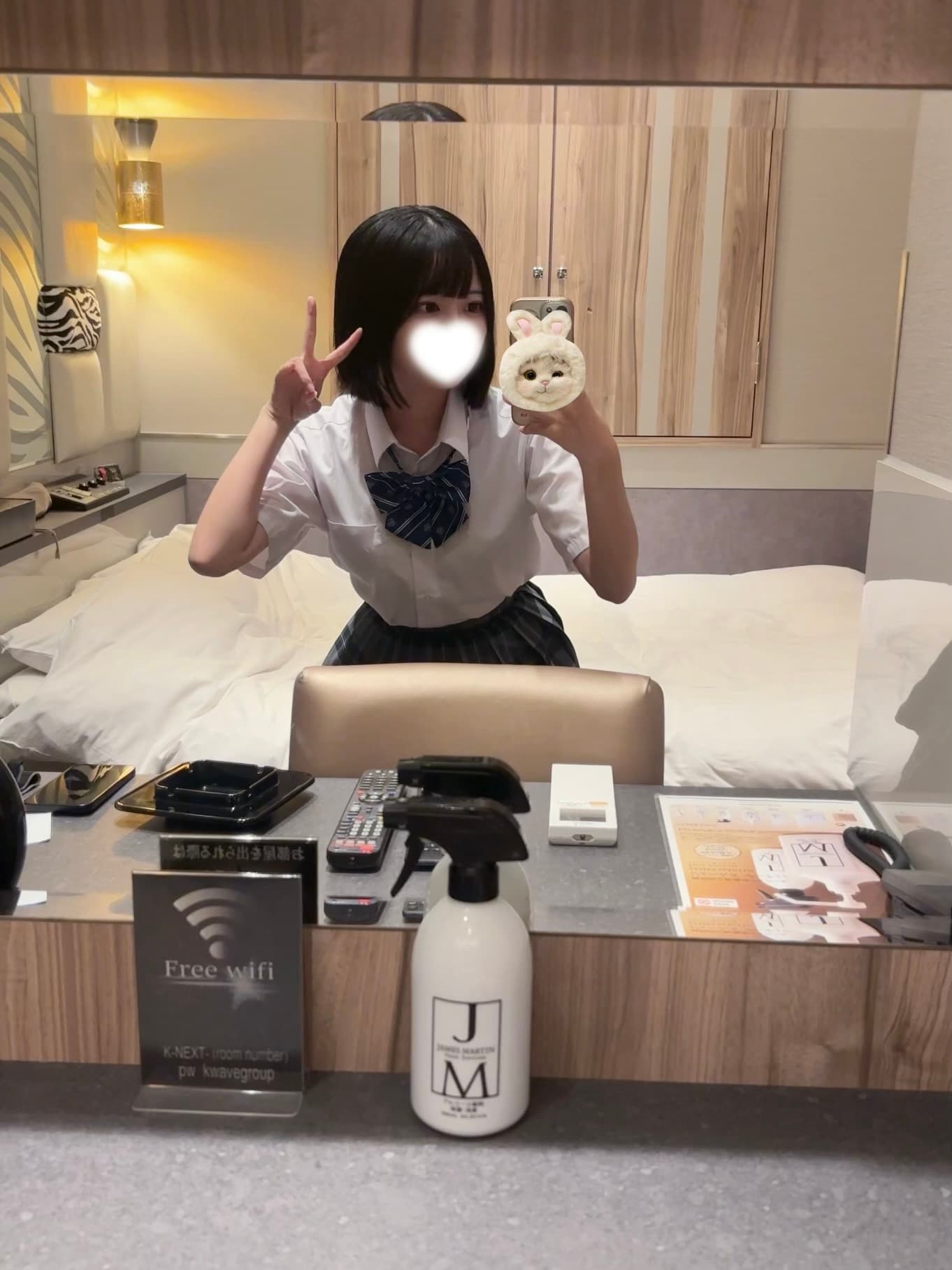 ひびきがシャツとスカートを着て笑顔でポーズをとる鏡の前。