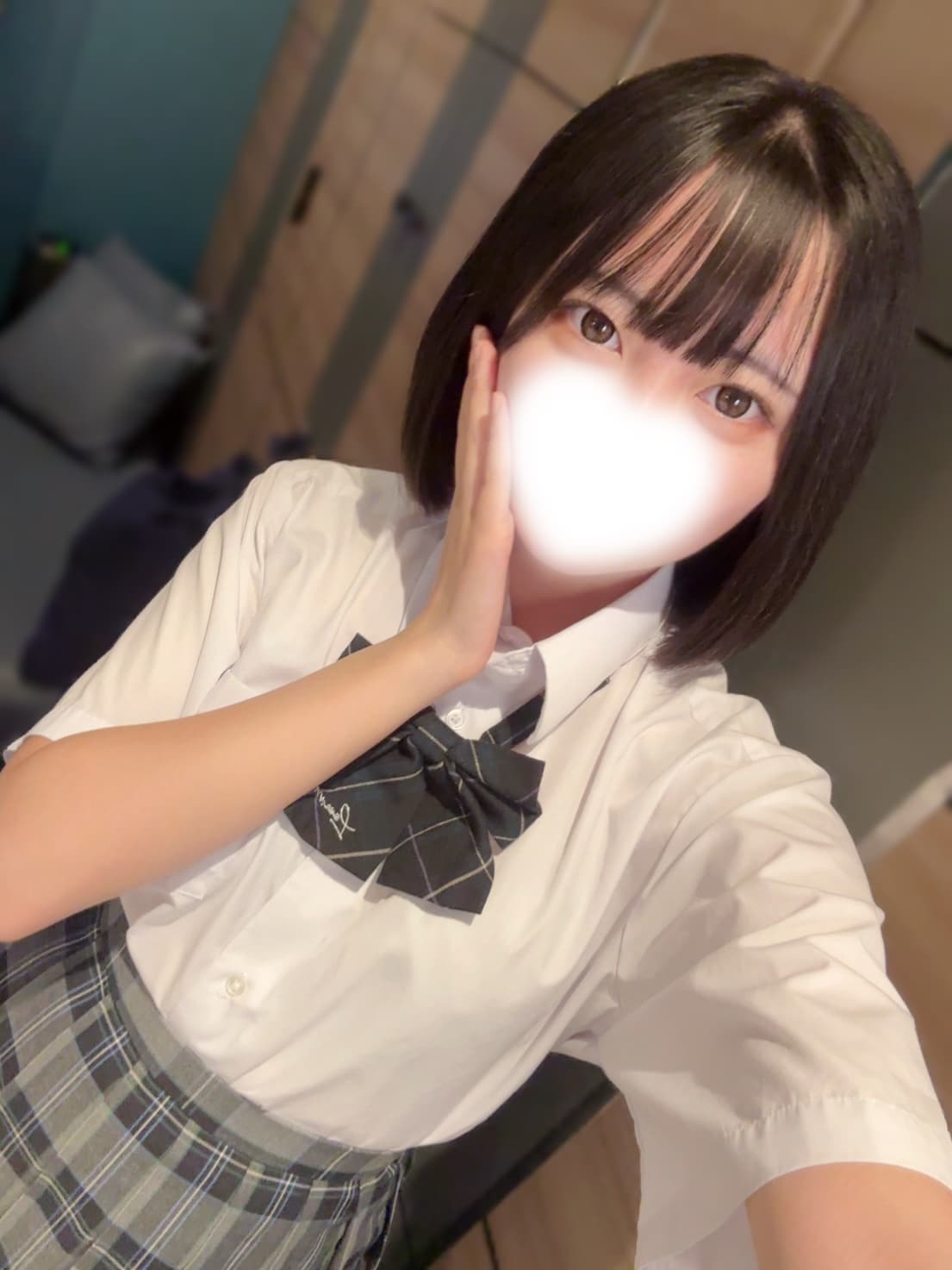 ひびき【9月度本指名ランキング3位】、制服姿で微笑み、明るい部屋の中。