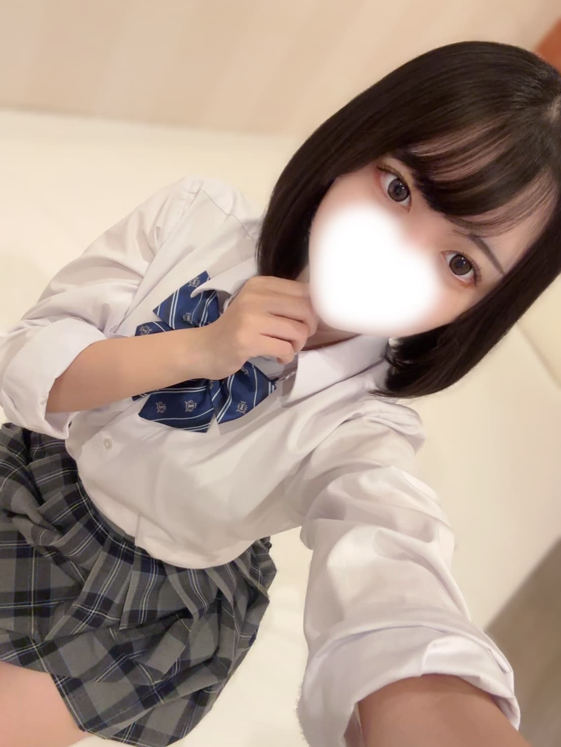 ひびき【9月度本指名ランキング3位】がセーラー服を着て微笑んでいる。