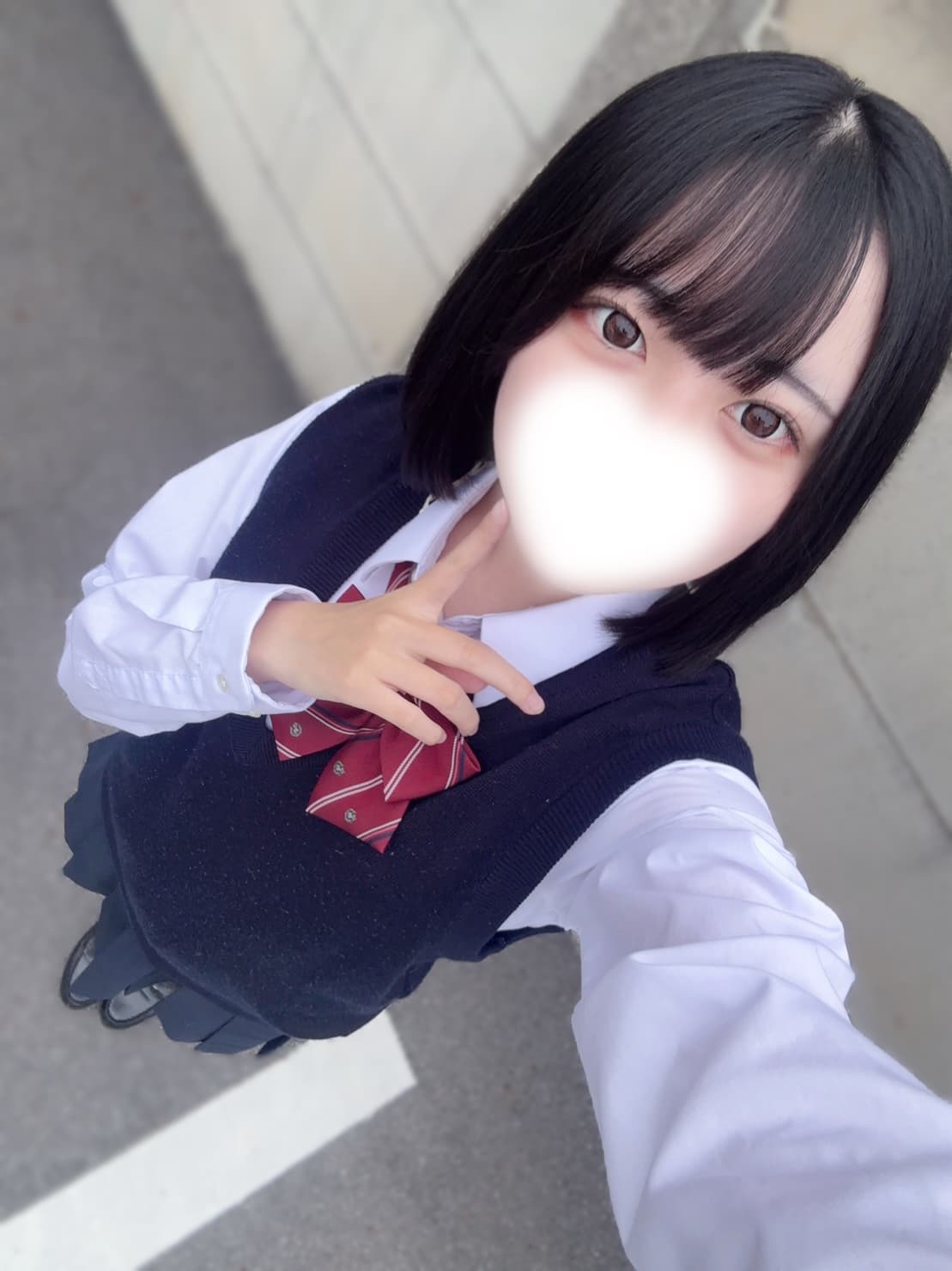 ひびき【9月度本指名ランキング3位】が学生服でポーズを決めている様子。