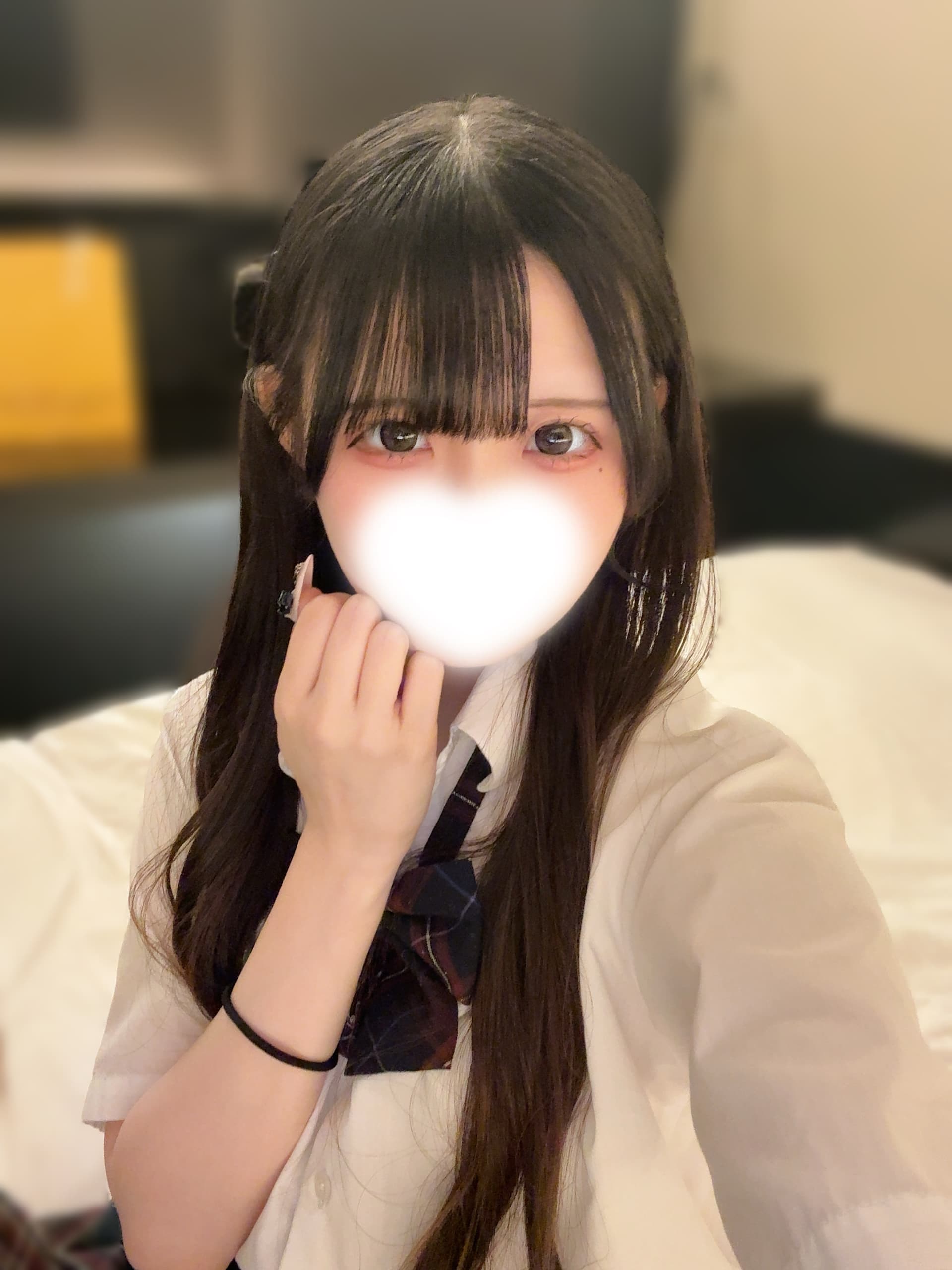 みみ🔰(JK上がりたて18歳)がカジュアルな制服姿で微笑んでいる。