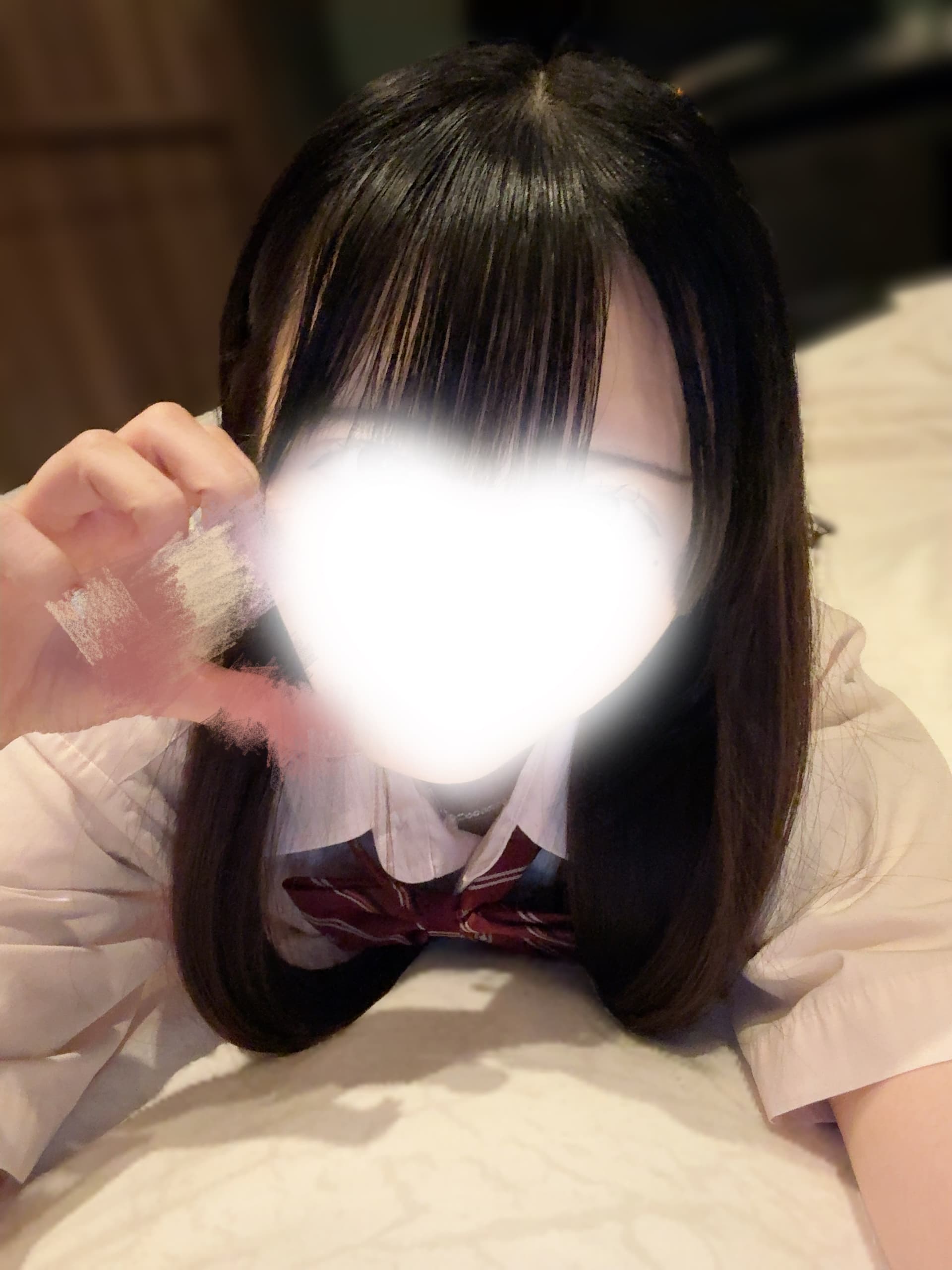 みみ🔰(JK上がりたて18歳)は、制服姿で手を振り笑顔を見せる。