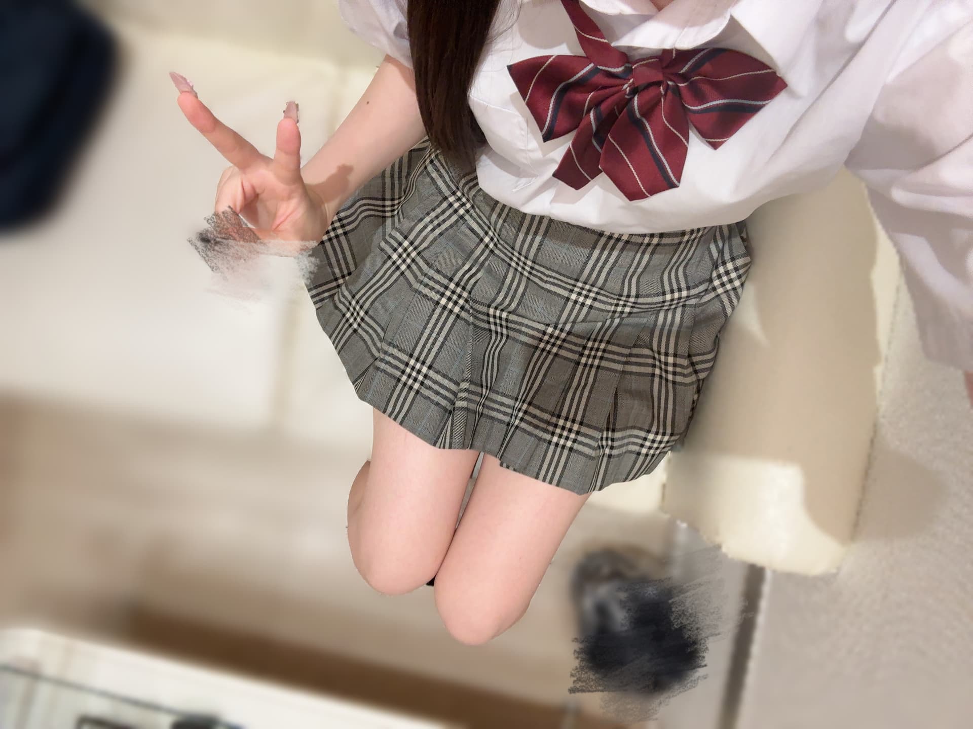 みみ🔰(JK上がりたて18歳)が制服姿でピースサインを送る様子。