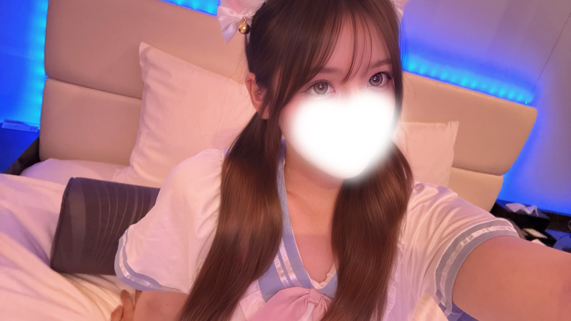せつなは、可愛らしい衣装で微笑み、柔らかな照明の部屋にいます。