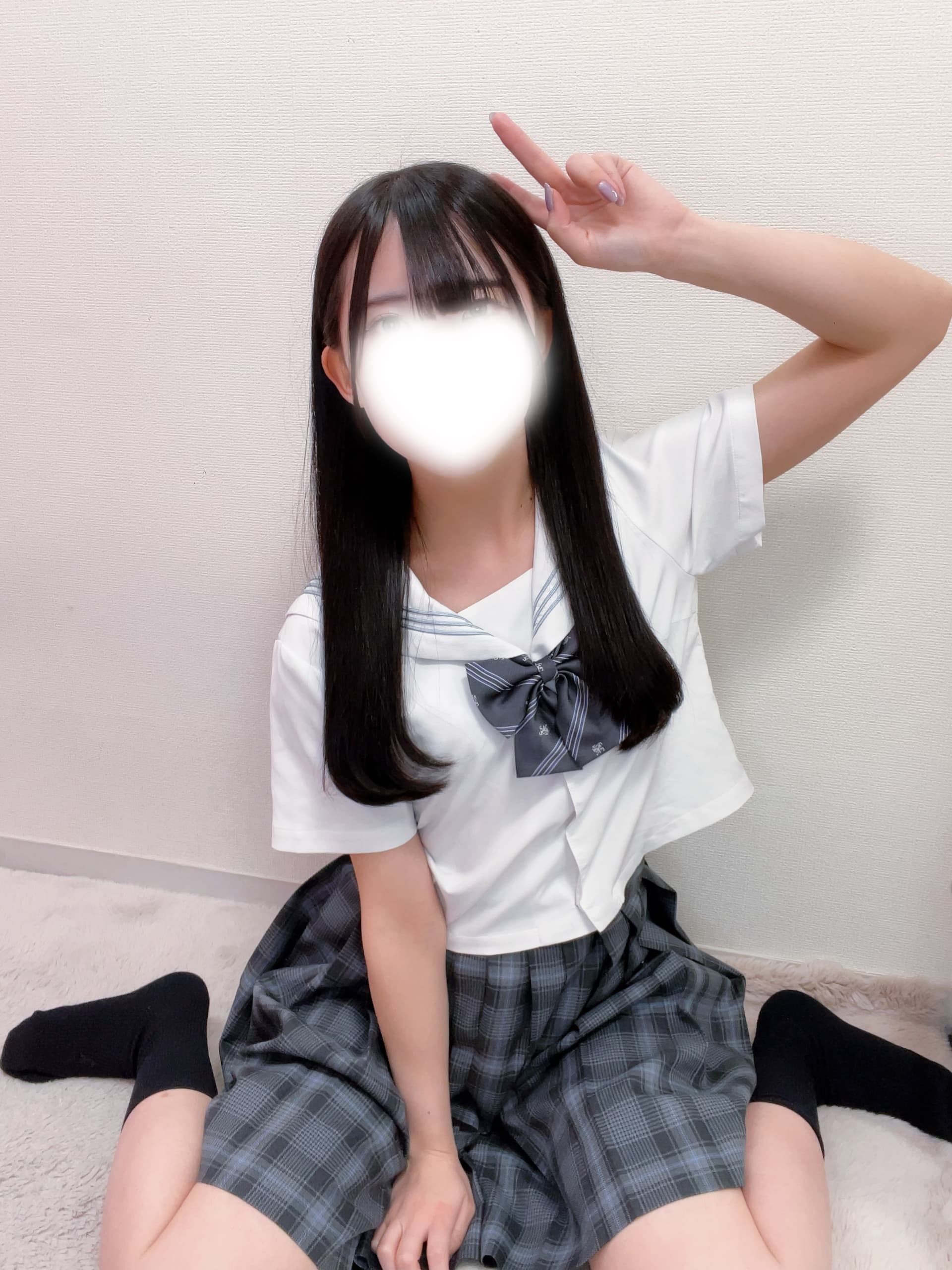 みしろが制服を着て、明るくピースサインをしている。