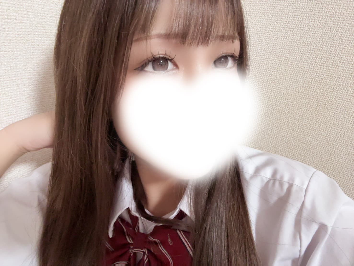 あずきが制服を着て微笑みながらポーズをとる様子。