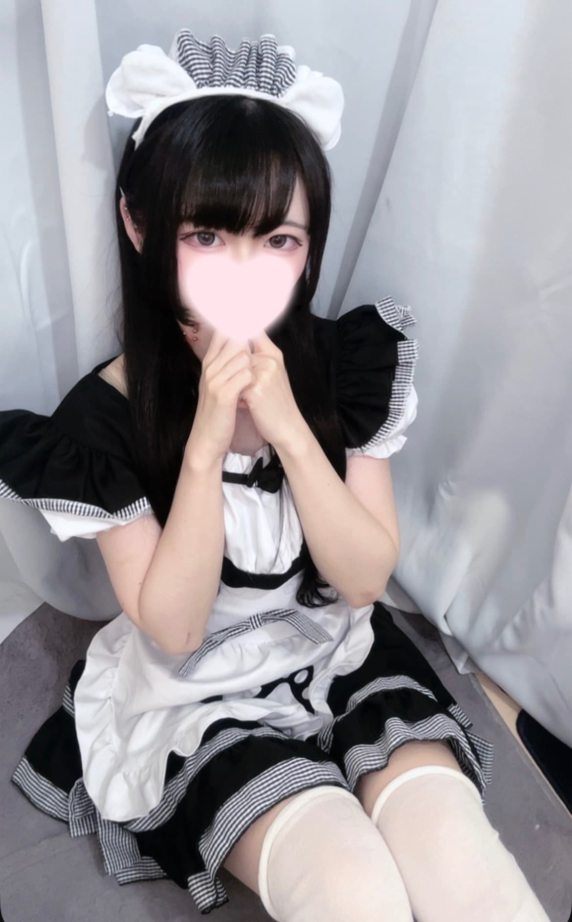 さと、可愛らしいメイド服を着て微笑む姿。