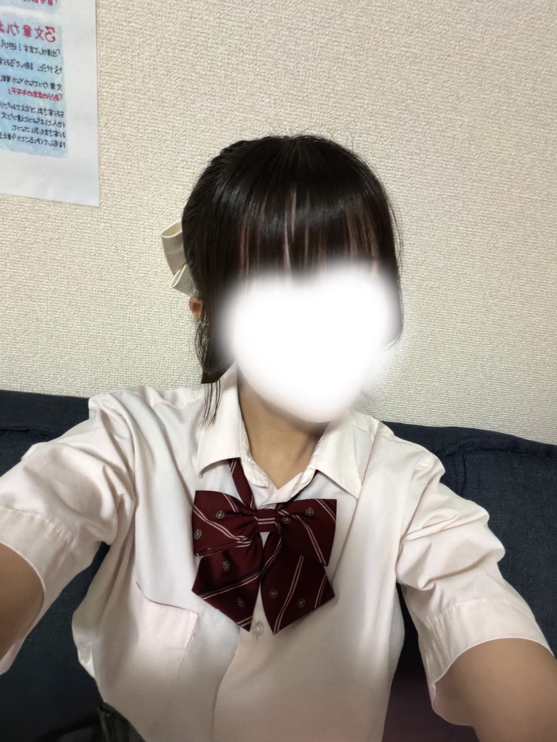 みむ🔰5/28体験入店初日、制服姿で微笑む女性。背景はシンプルな室内。