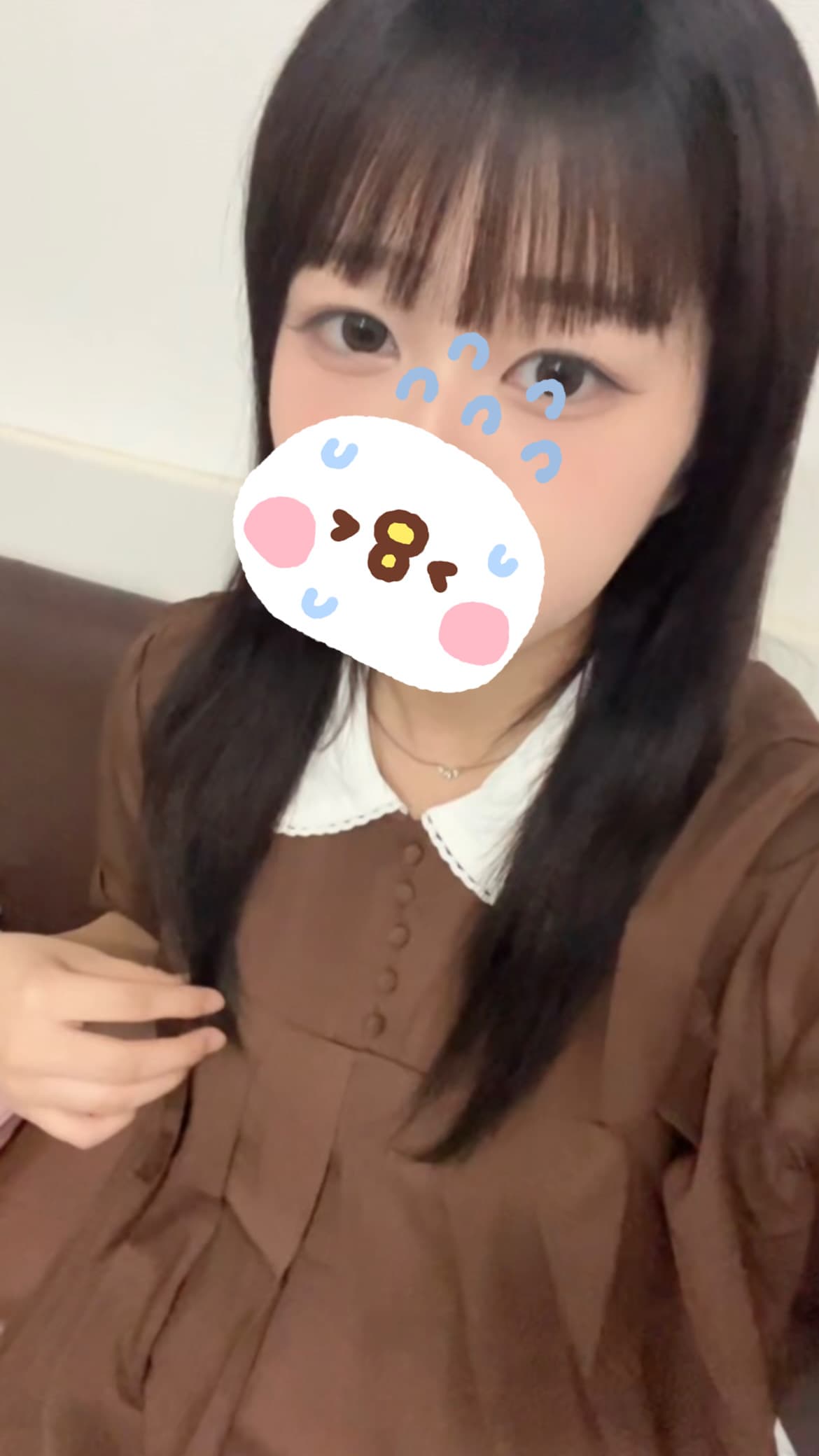 ぴす(JKあがりたて)は、茶色の服を着て穏やかな表情を浮かべている。