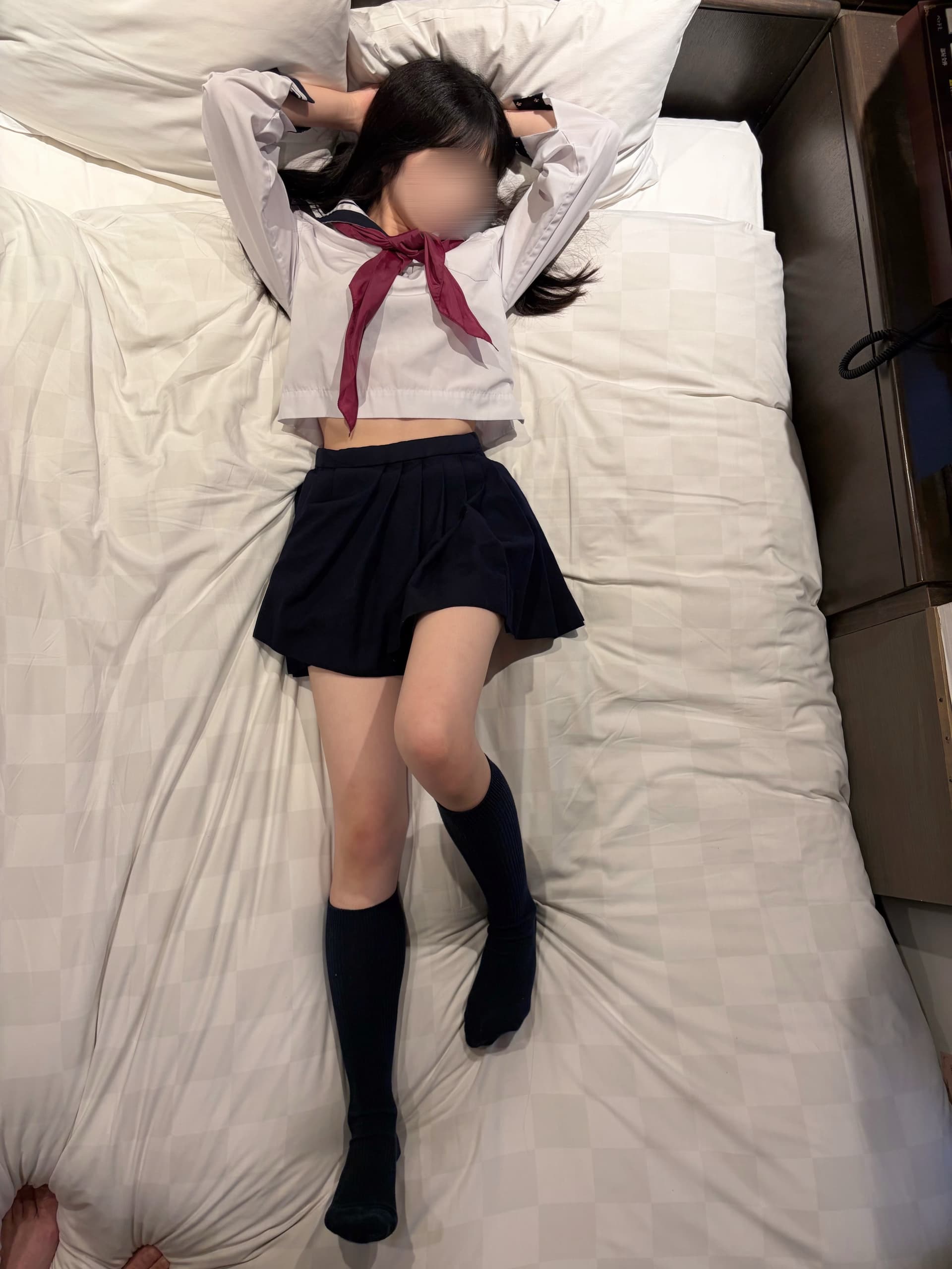 はるき🔰5/31体験入店初日、白いシャツとスカート姿でベッドに横たわる。