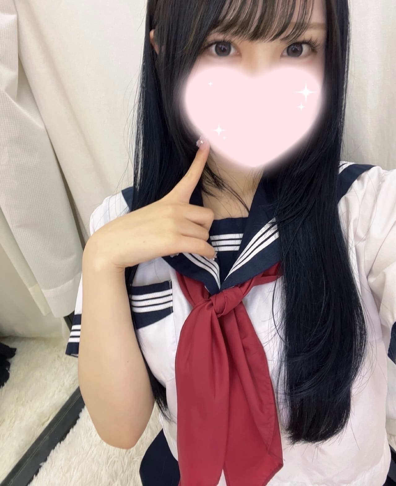 6/13体験入店初日のしなもんがセーラー服を着て微笑む写真。
