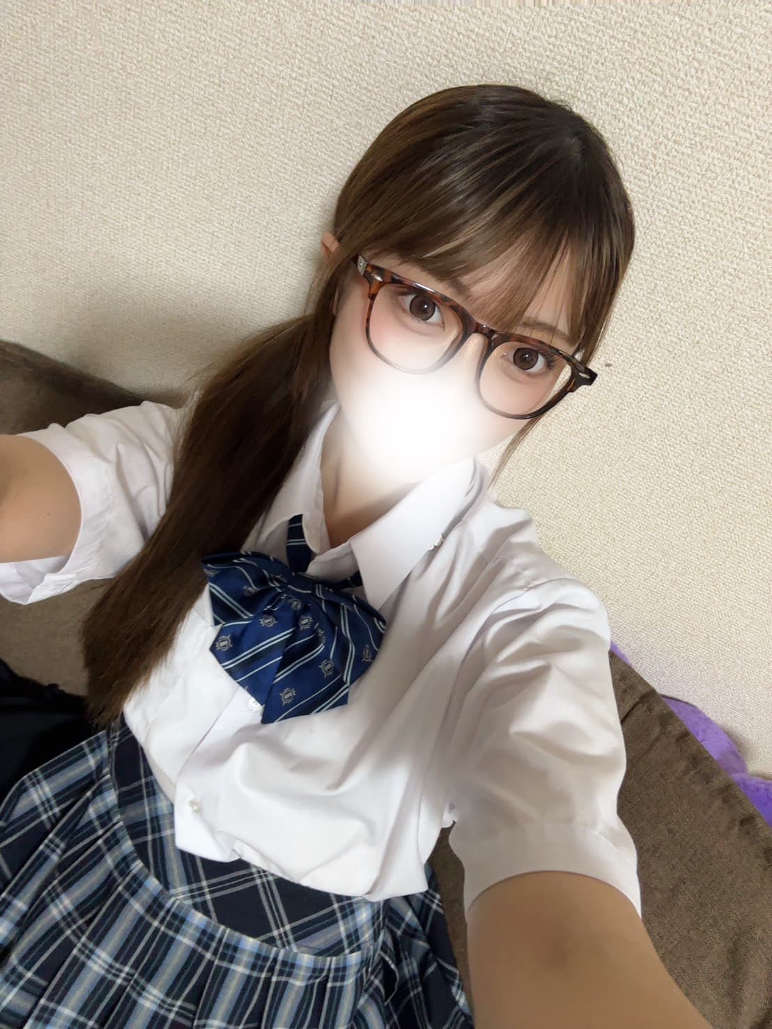 りんか🔰6/15体験入店初日、制服姿でスマイルを浮かべる。