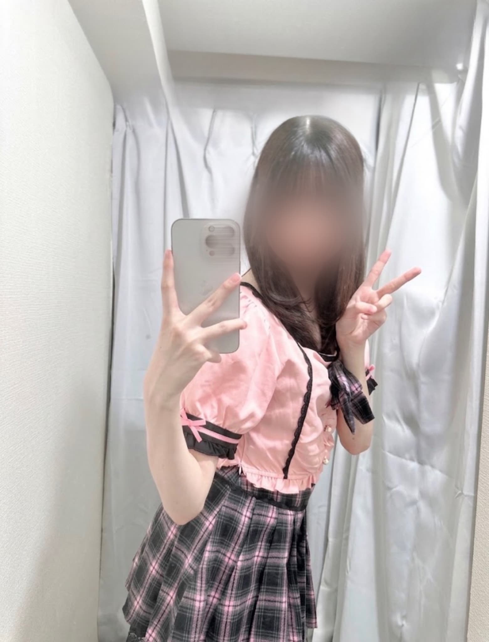 ひめめ(7/3体験入店🔰)がピンクの服でポーズをとる姿。