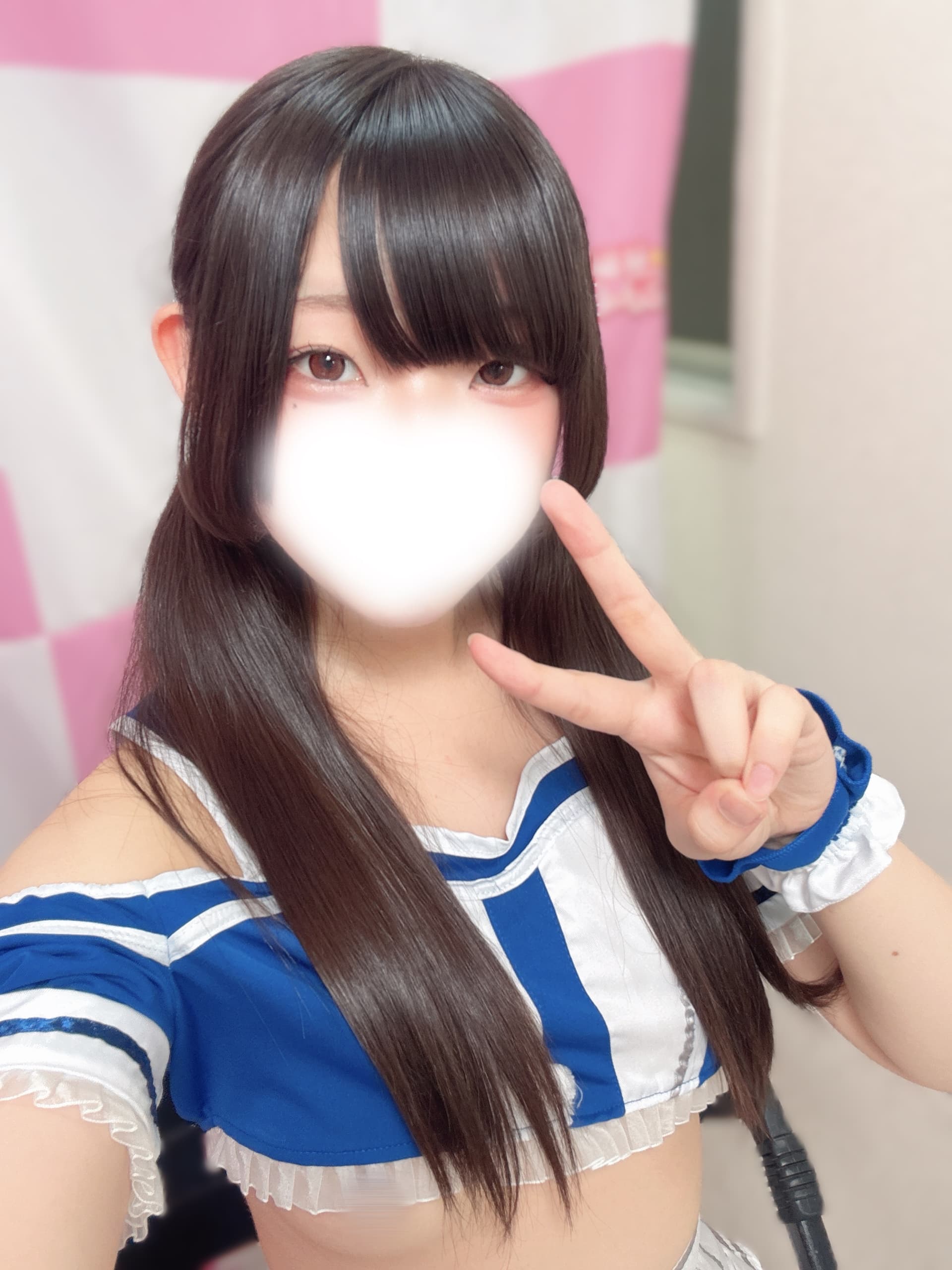 しう🔰6/24体験入店初日、青い衣装で笑顔を見せる姿。