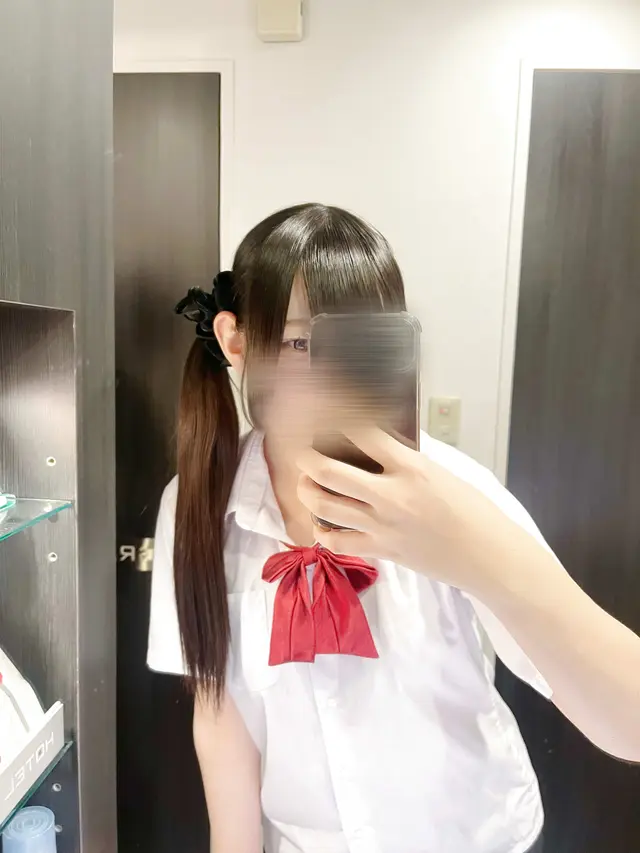 しう🔰6/24体験入店初日(JK上がりたて18歳)が笑顔でセルフィーを撮影。背景は鏡。