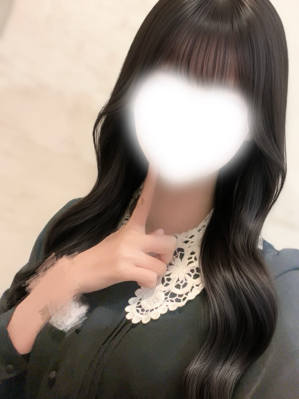 てん【8月度新人ランキング1位】が指を口元に当て、微笑む姿。