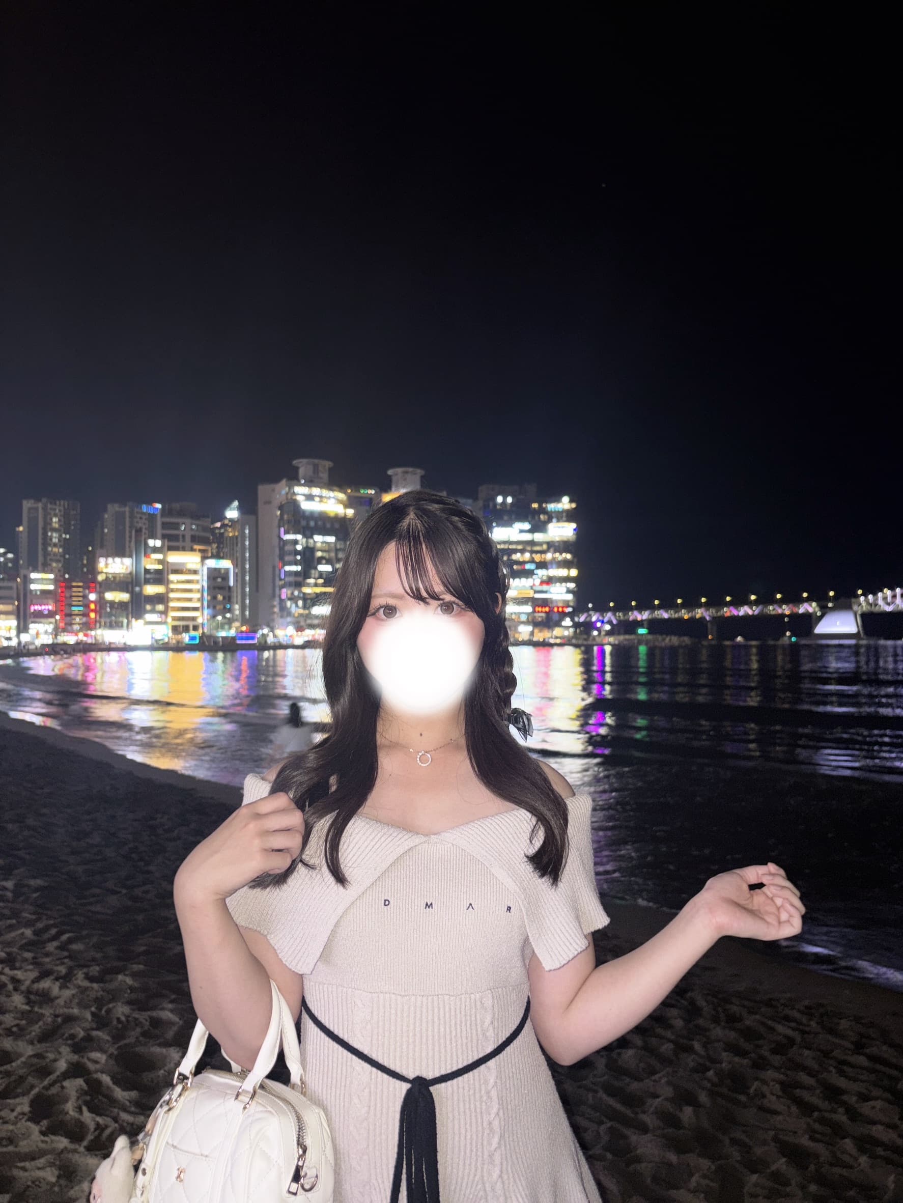 あのん🔰7/13体験入店初日が夜景の前で微笑む姿。