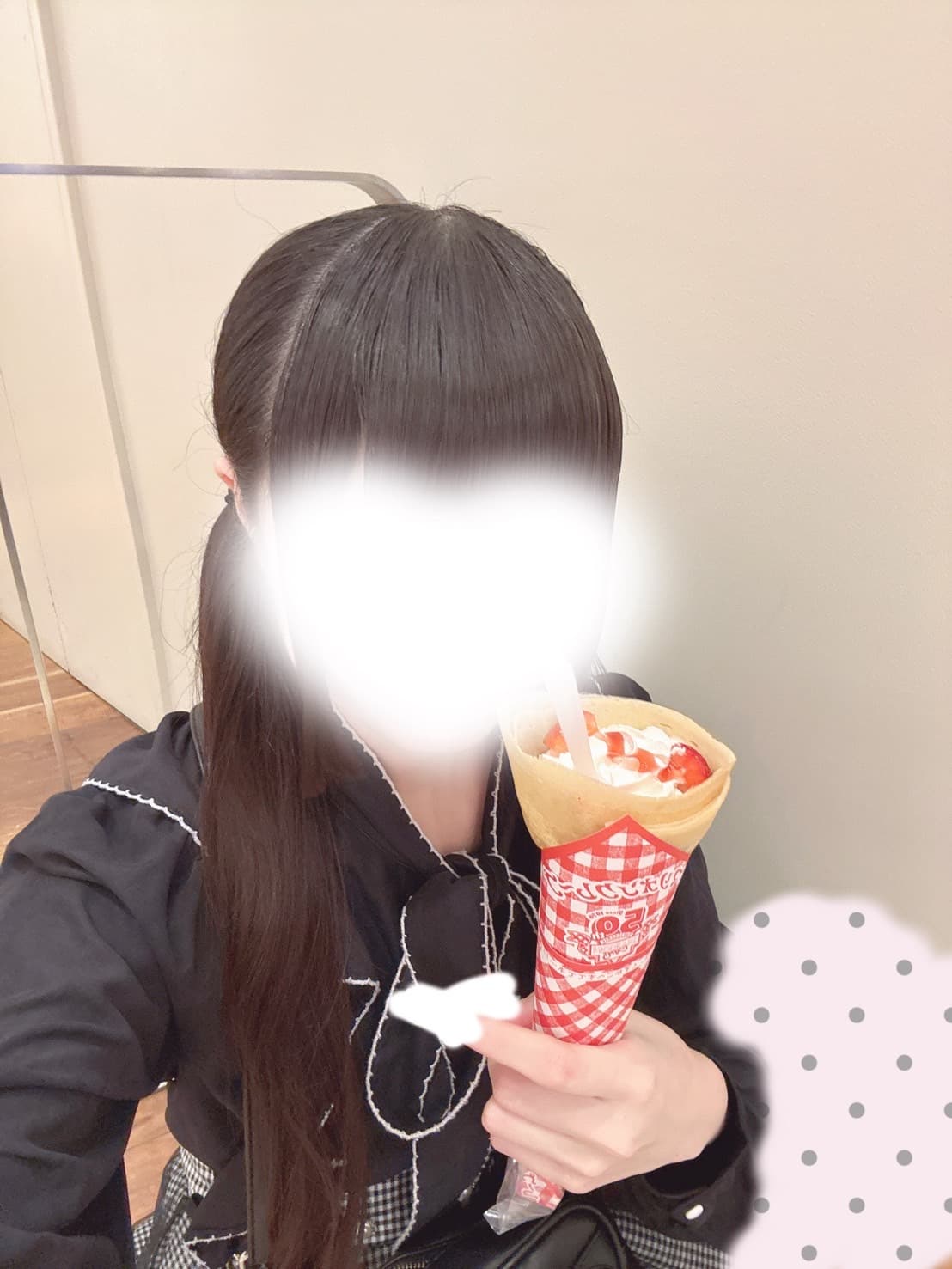 めろ🔰7/14体験入店初日がクレープを持ち、微笑んでいる。